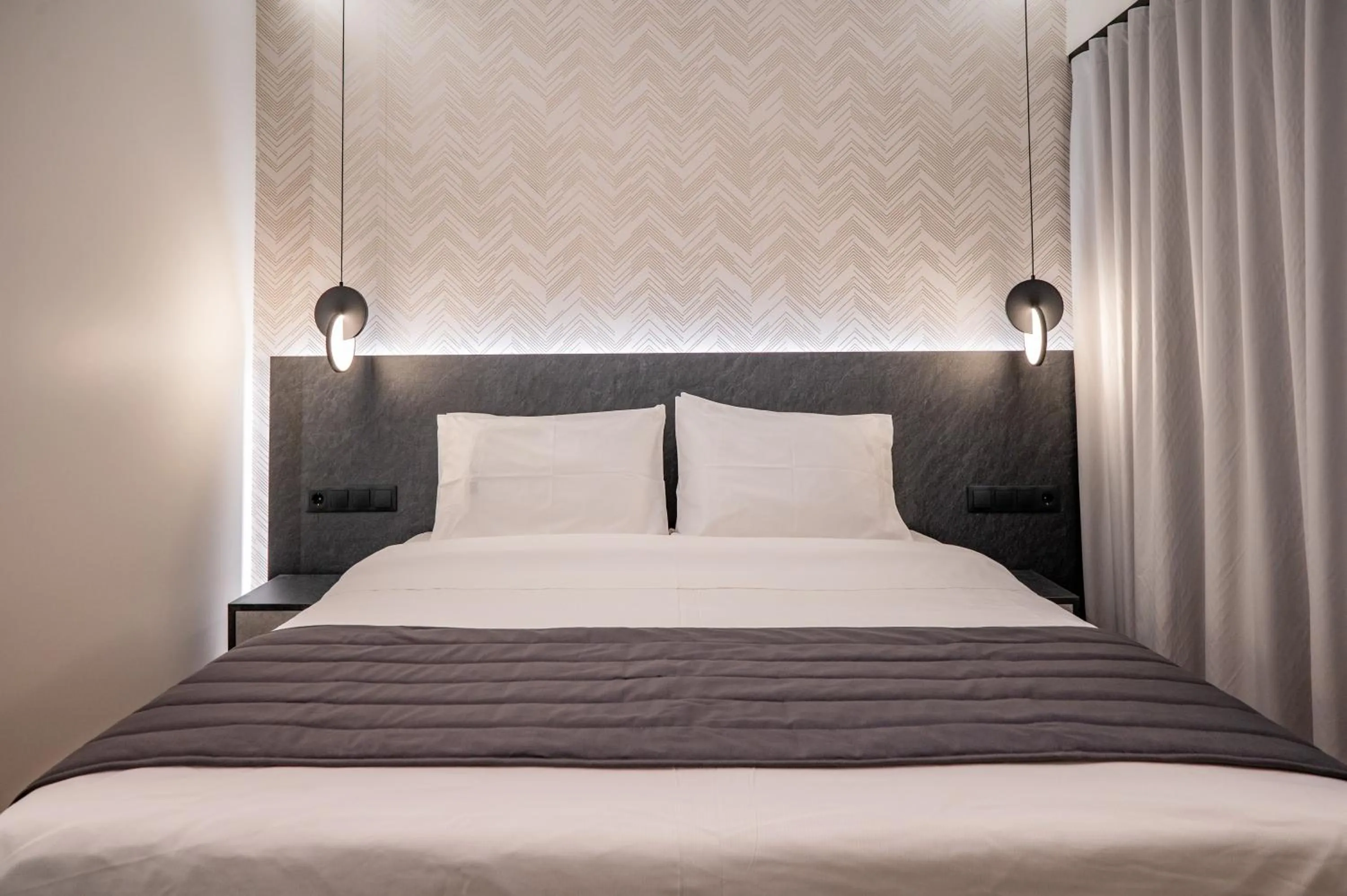 Bed in Ethereal Athεns