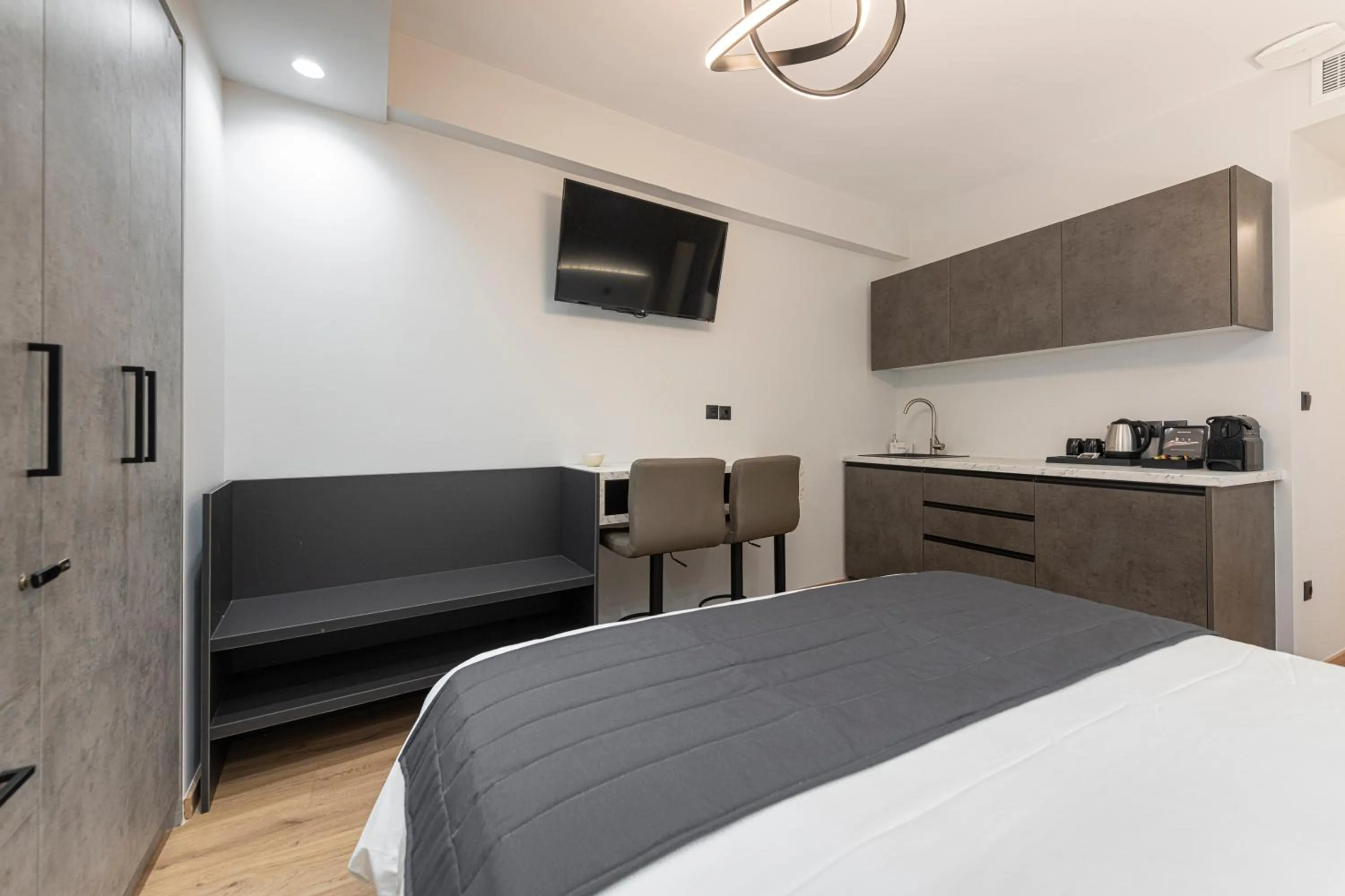 Bed in Ethereal Athεns