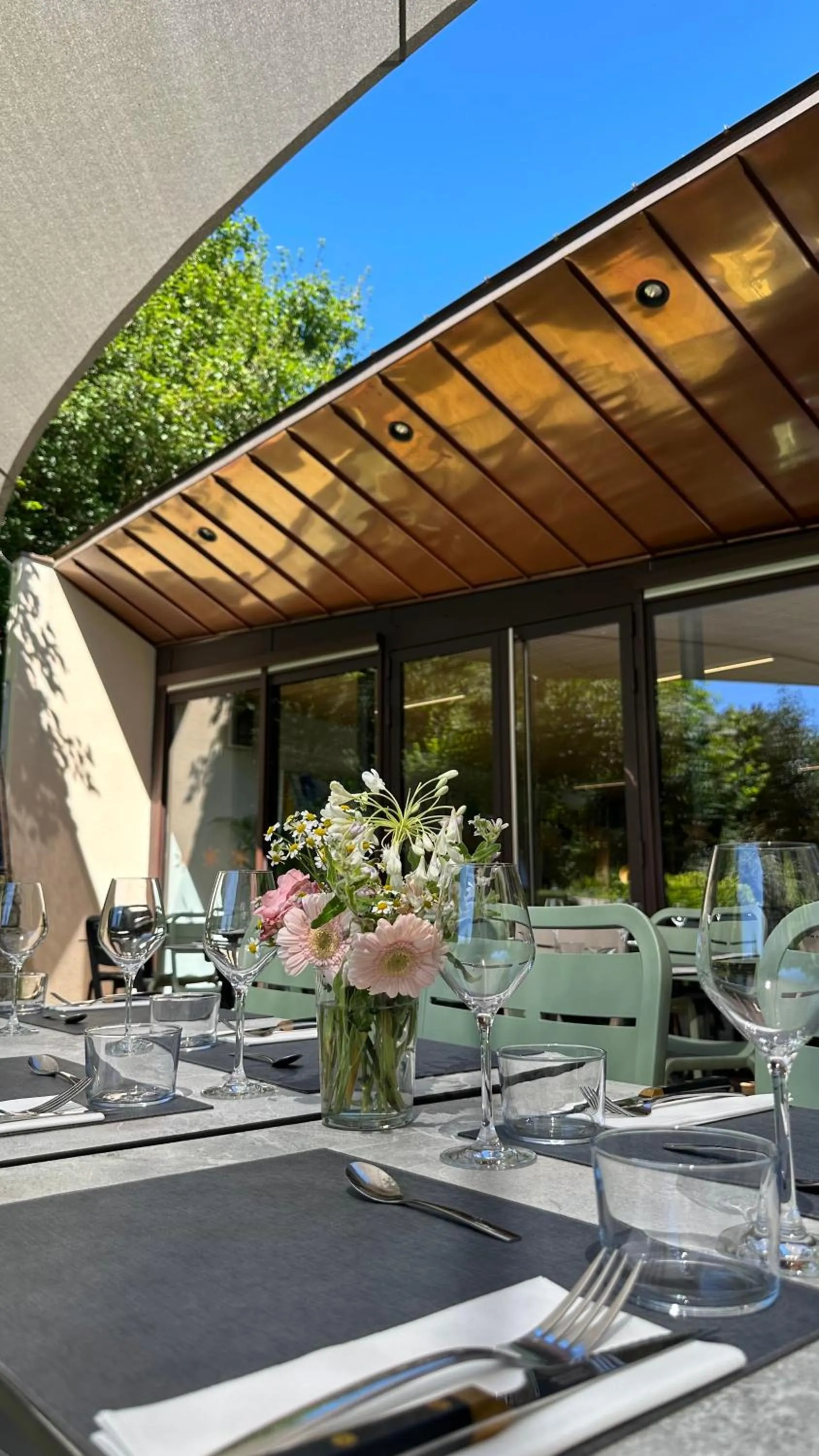 Patio in Logis hôtel restaurant l'Argence