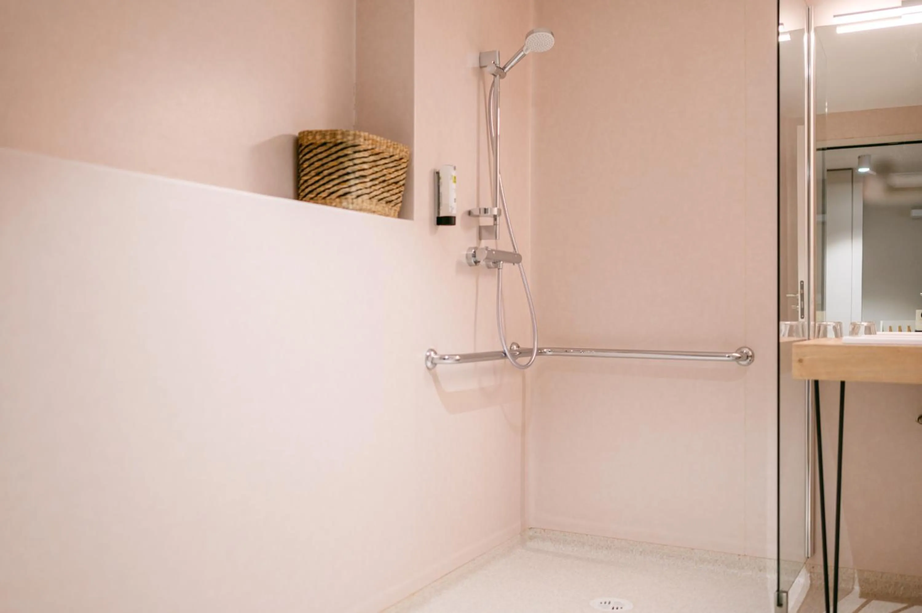 Facility for disabled guests in Logis hôtel restaurant l'Argence