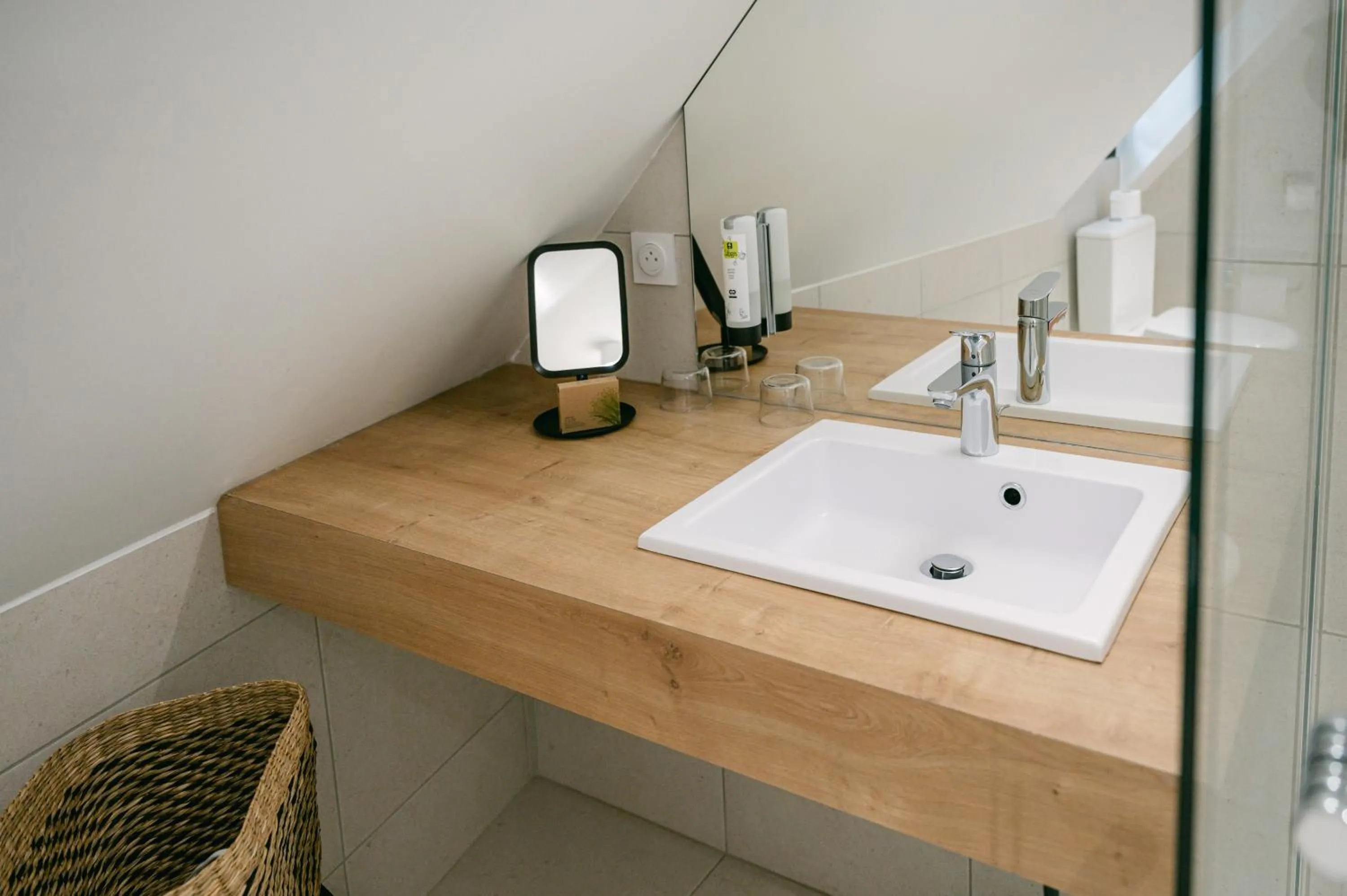 Bathroom in Logis hôtel restaurant l'Argence