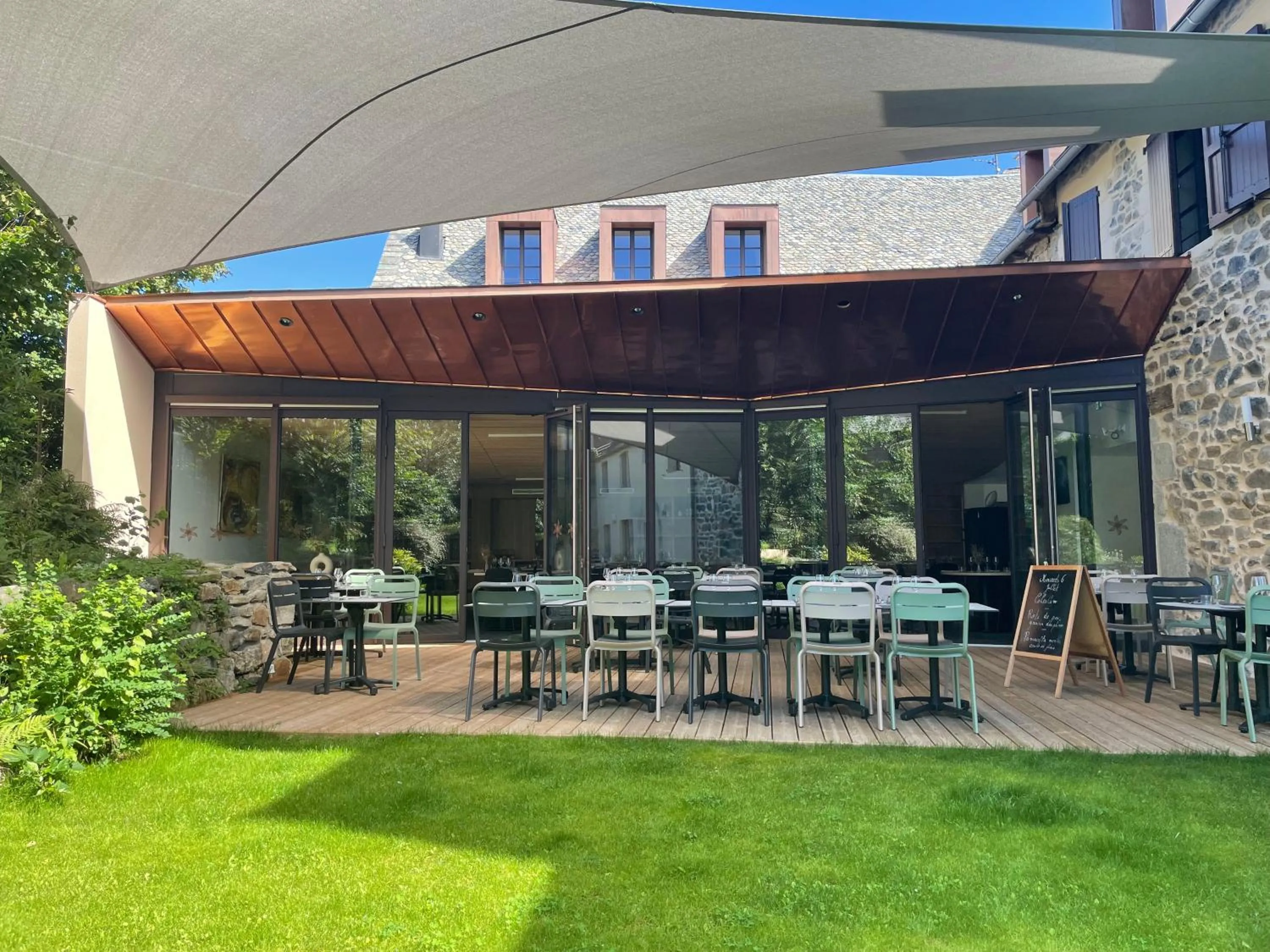 Patio in Logis hôtel restaurant l'Argence