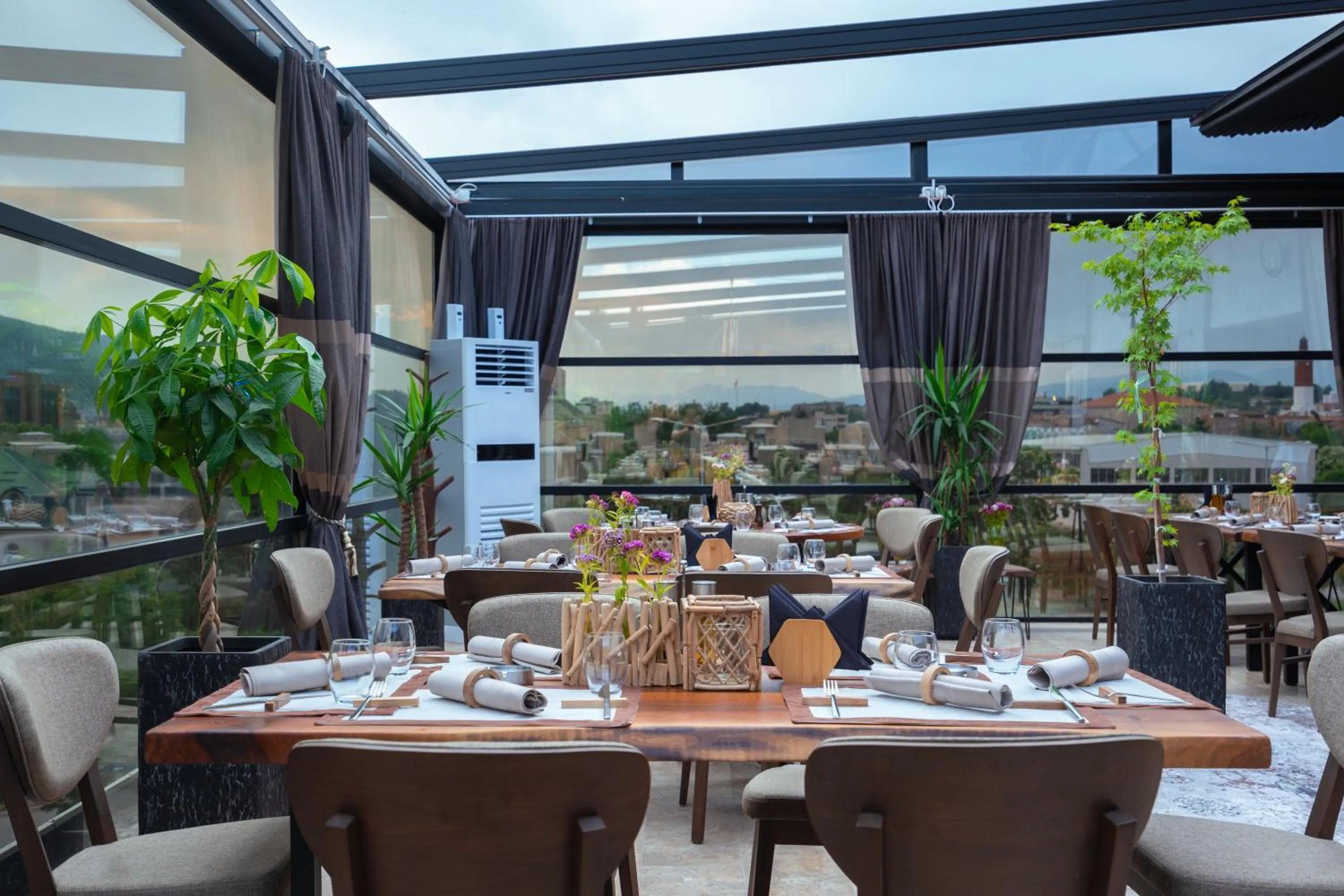 Restaurant/places to eat in Austrian Palace Hotel