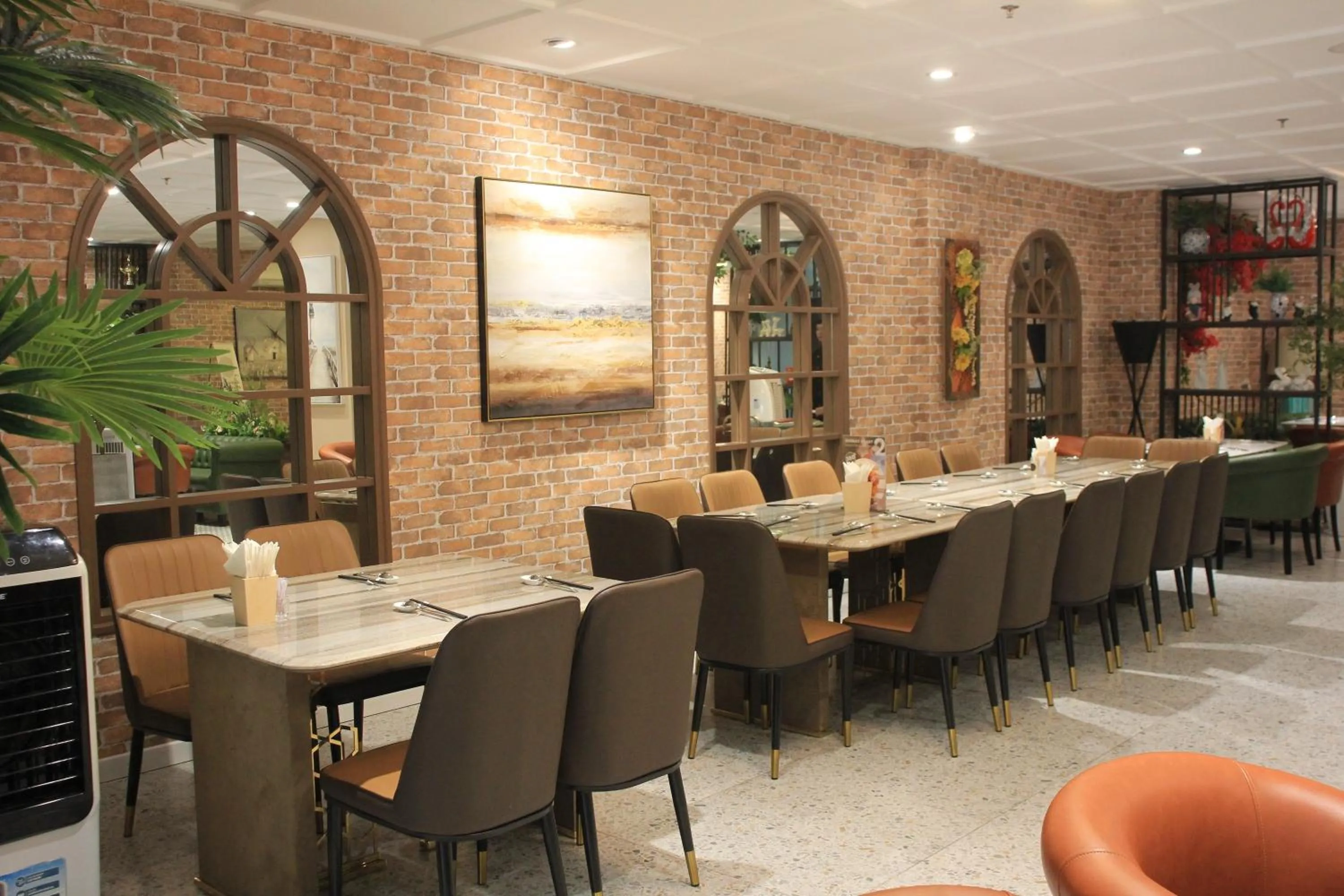 Restaurant/places to eat in Lanura Apartments and Hotel