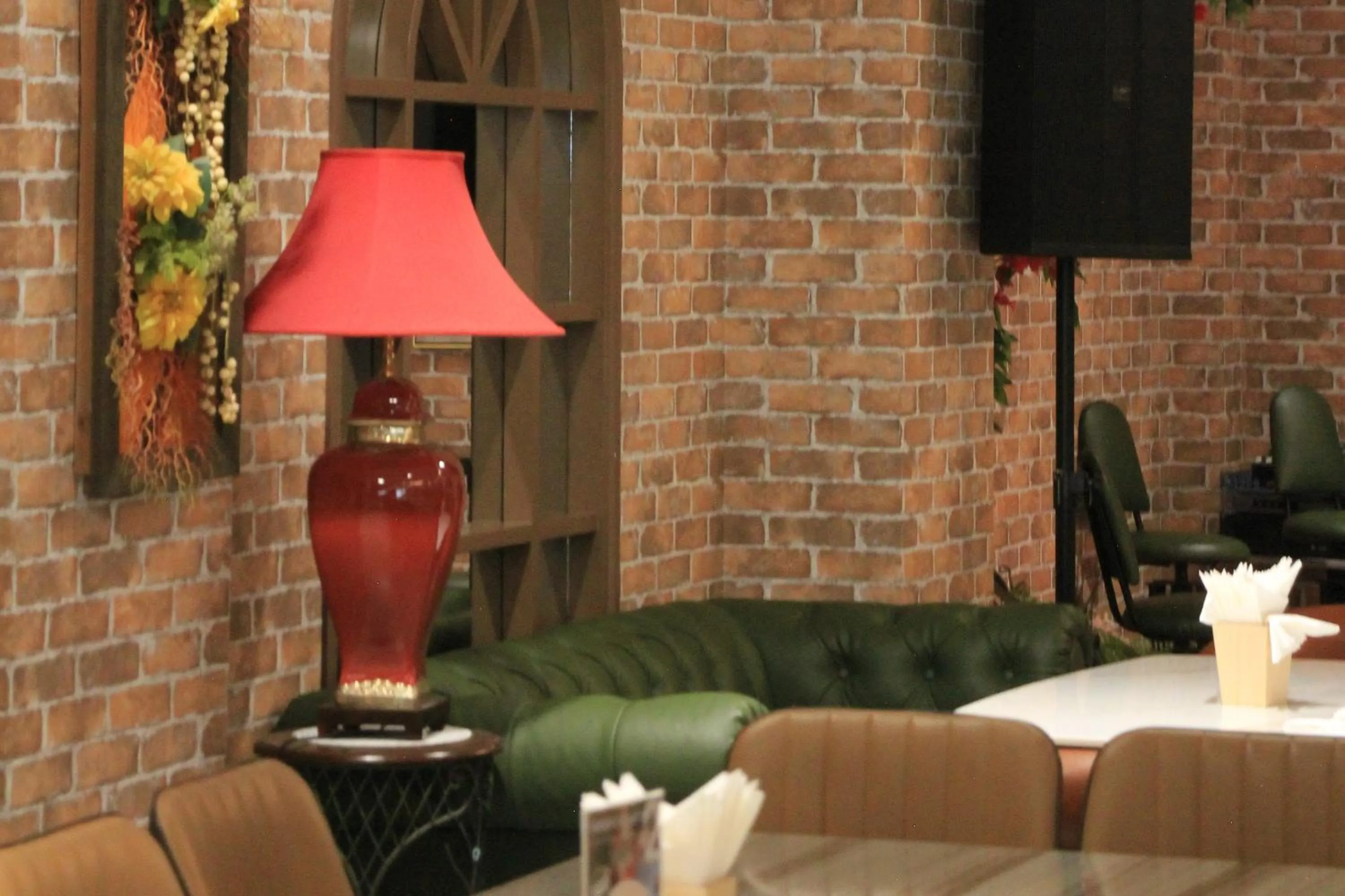 Restaurant/places to eat in Lanura Apartments and Hotel