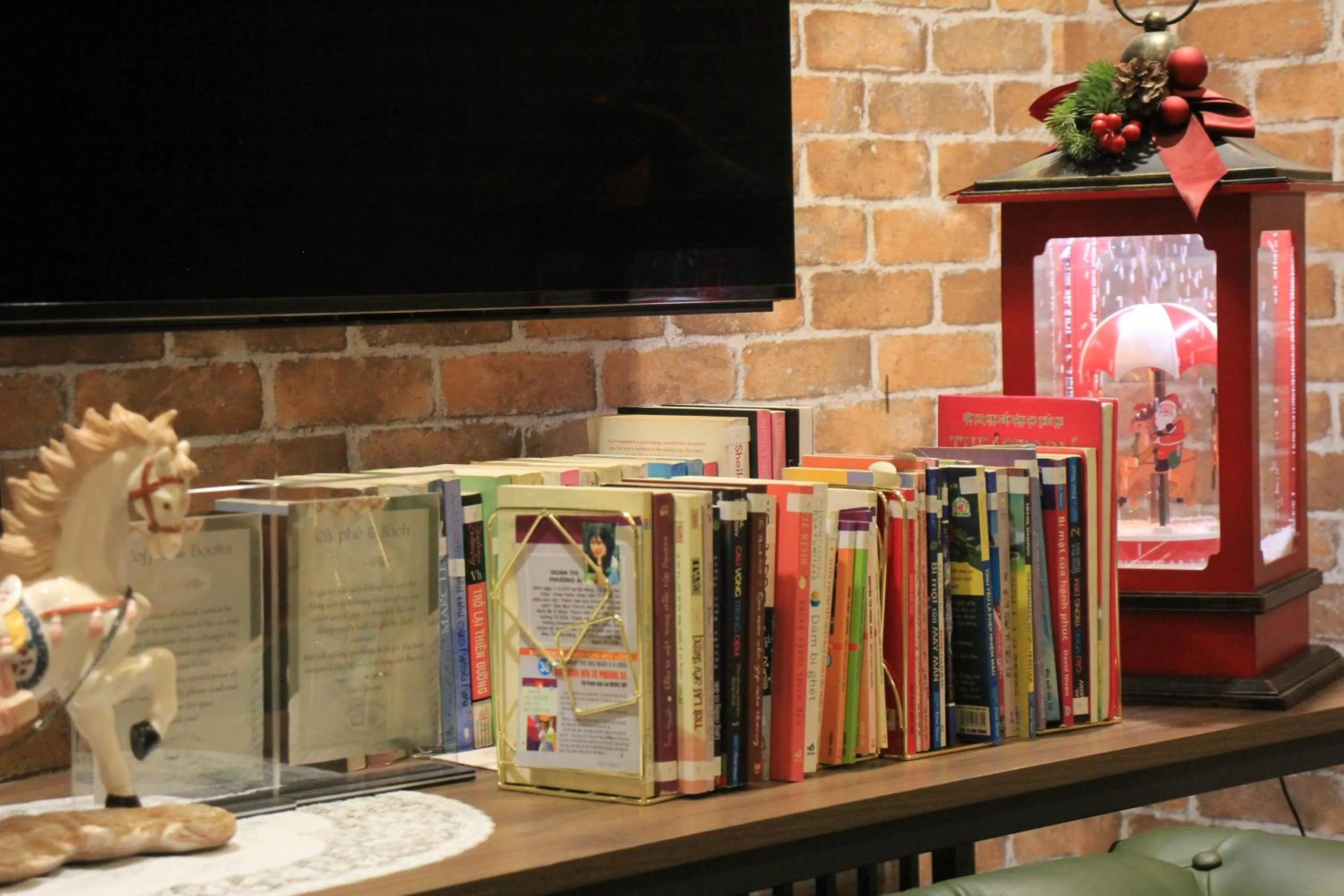 Restaurant/places to eat in Lanura Apartments and Hotel