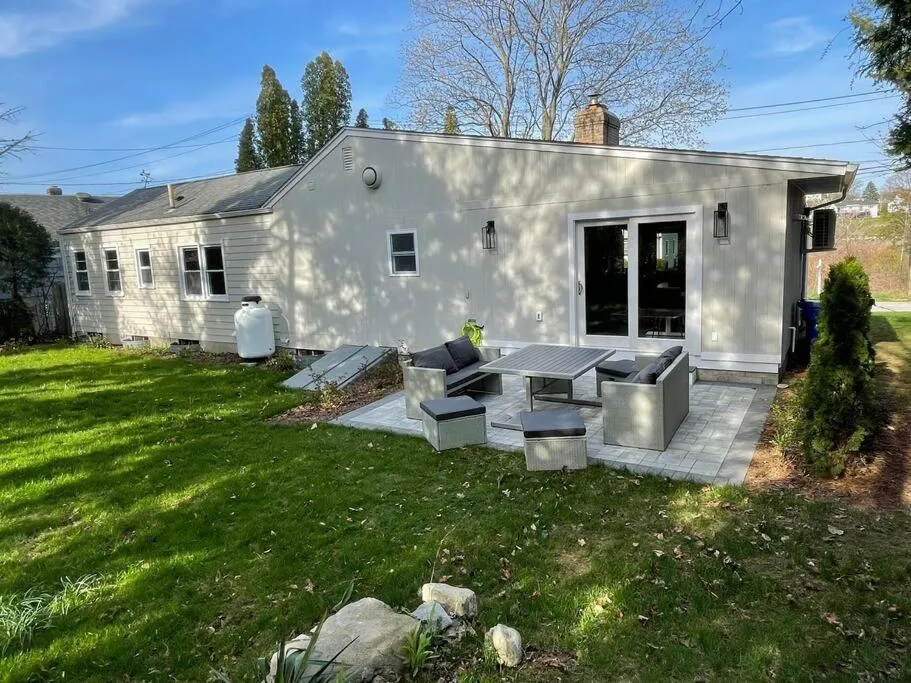 Patio in Shore Drive - 2 Bedroom/2 Bath/Bunk/Queen Oasis