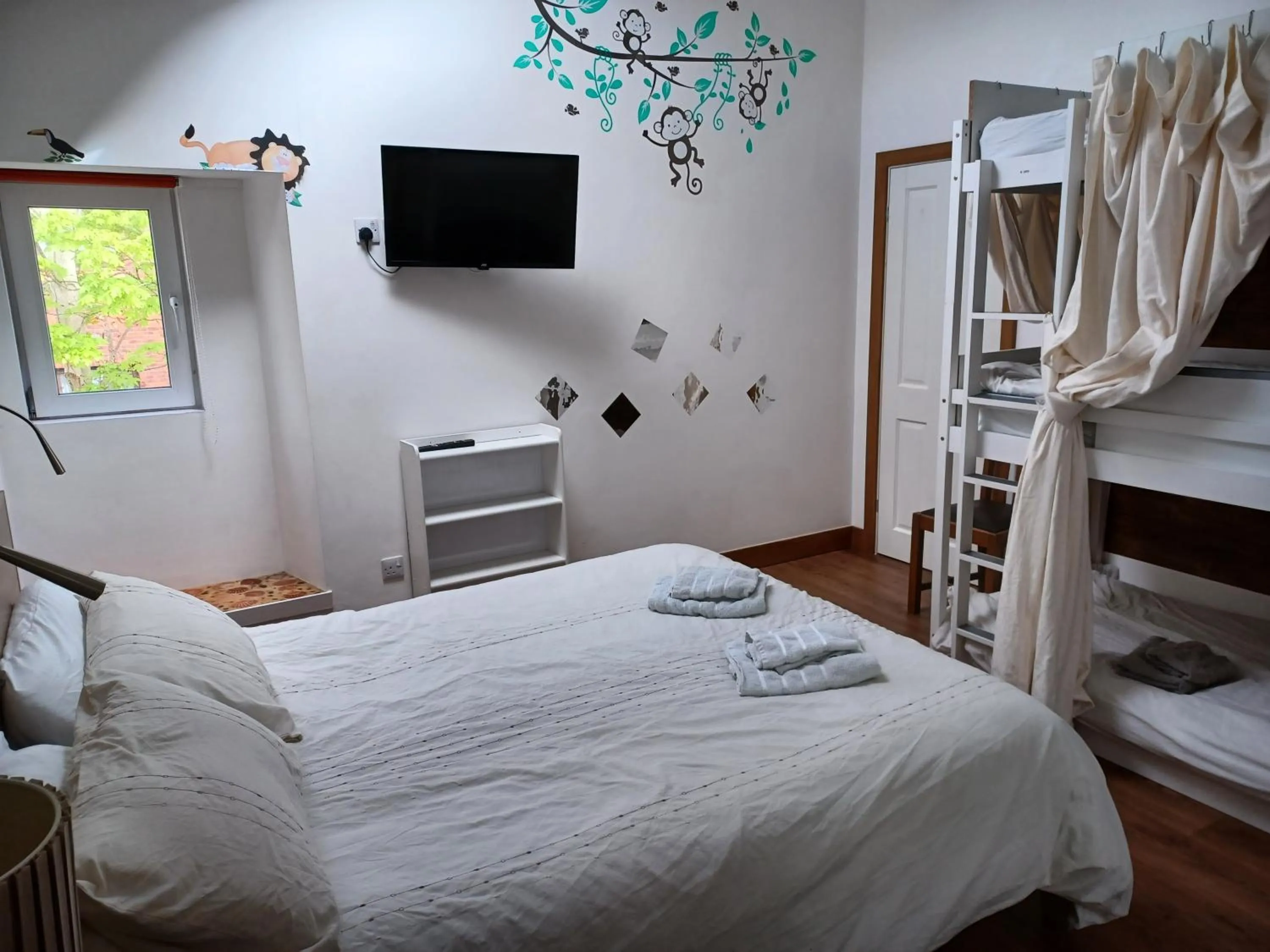 Voyage Hostel - Ensuite Family Rooms with shared kitchen