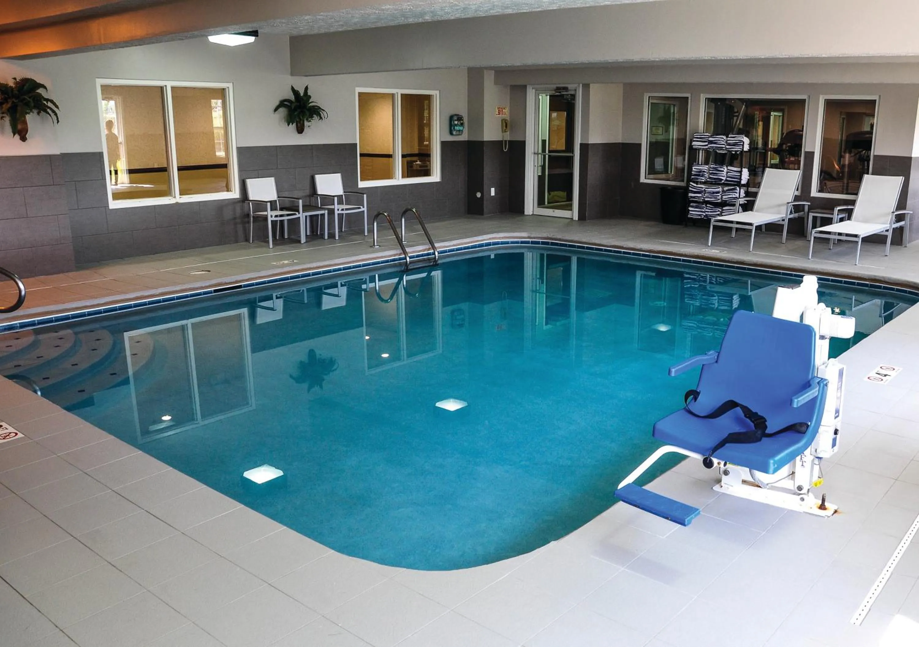 Swimming pool in Country Inn & Suites by Radisson, Fairborn South, OH