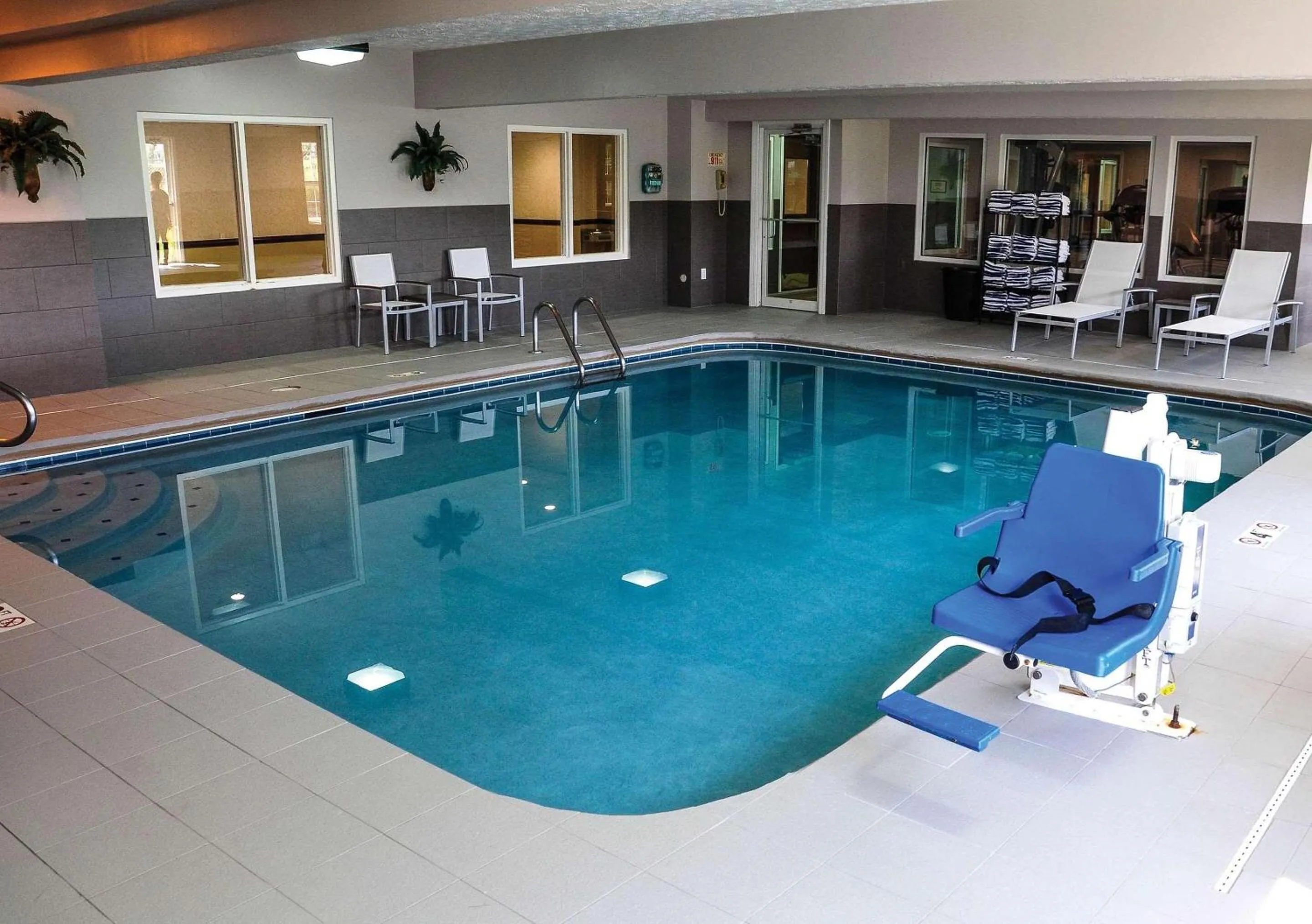 Swimming pool in Country Inn & Suites by Radisson, Fairborn South, OH