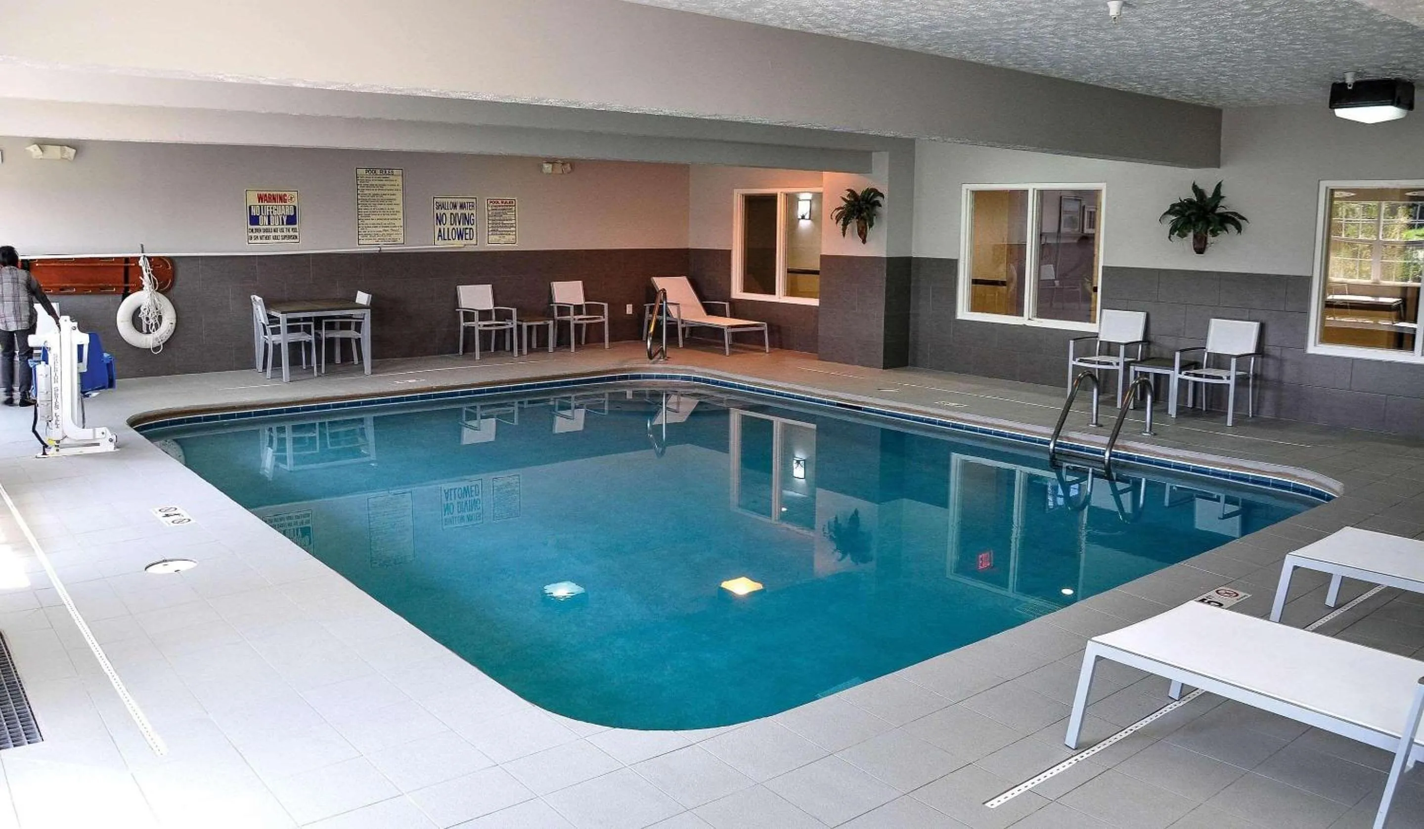 Swimming pool in Country Inn & Suites by Radisson, Fairborn South, OH