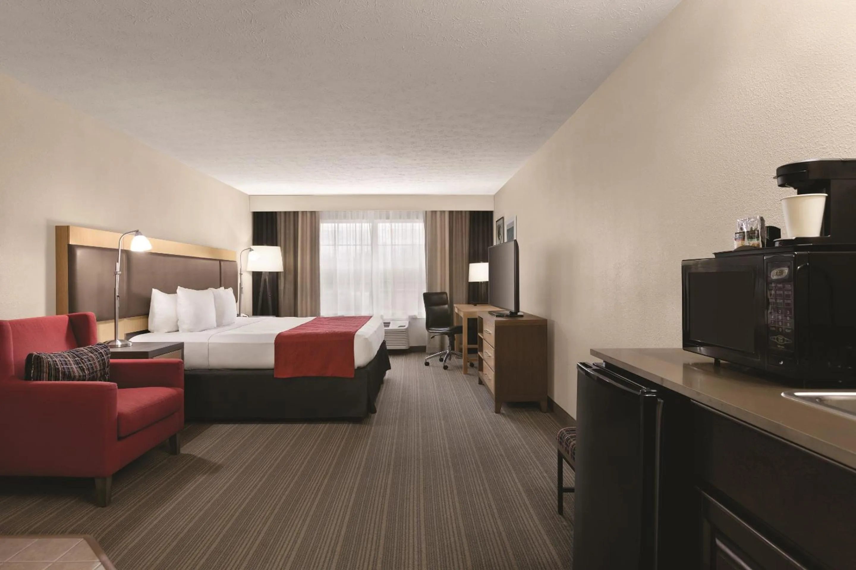 Photo of the whole room, Bed in Country Inn & Suites by Radisson, Fairborn South, OH