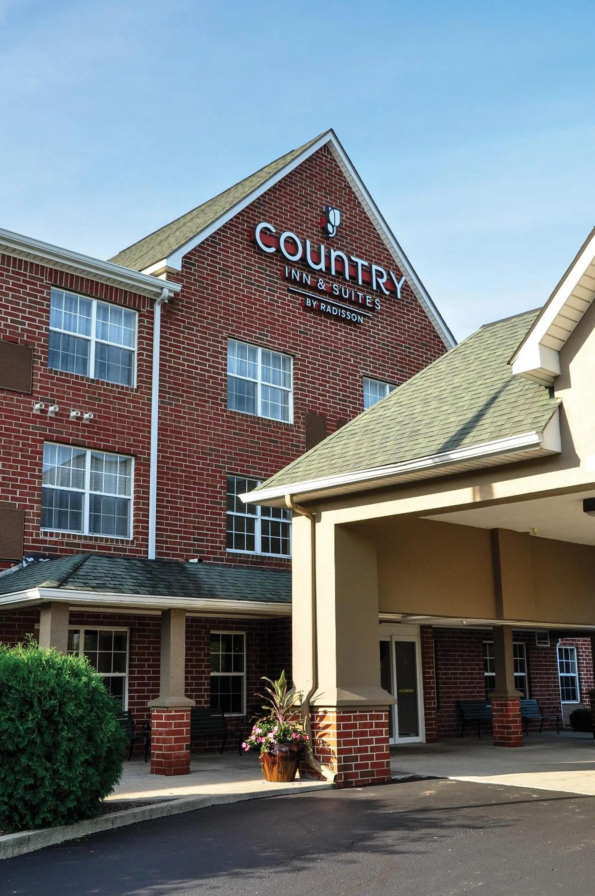 Facade/entrance in Country Inn & Suites by Radisson, Fairborn South, OH