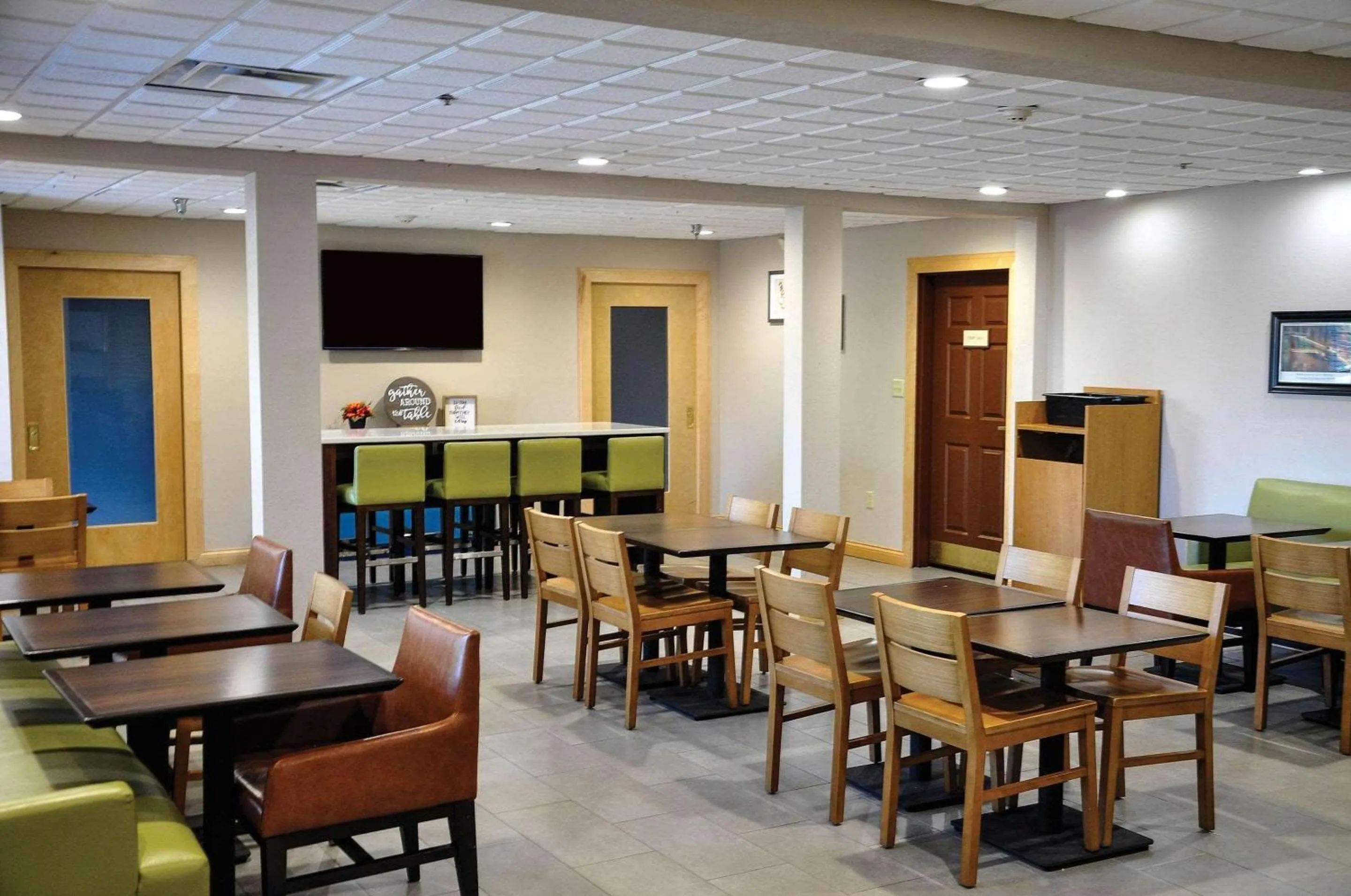 Breakfast in Country Inn & Suites by Radisson, Fairborn South, OH