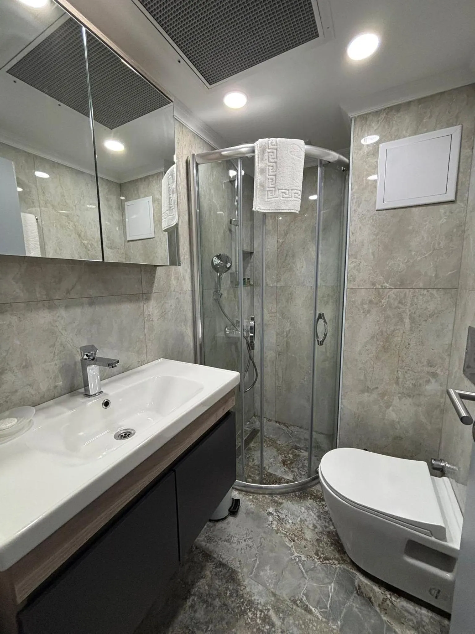 Bathroom in Lapis Inn Hotel & Spa ( Ex. Ambassador Hotel)