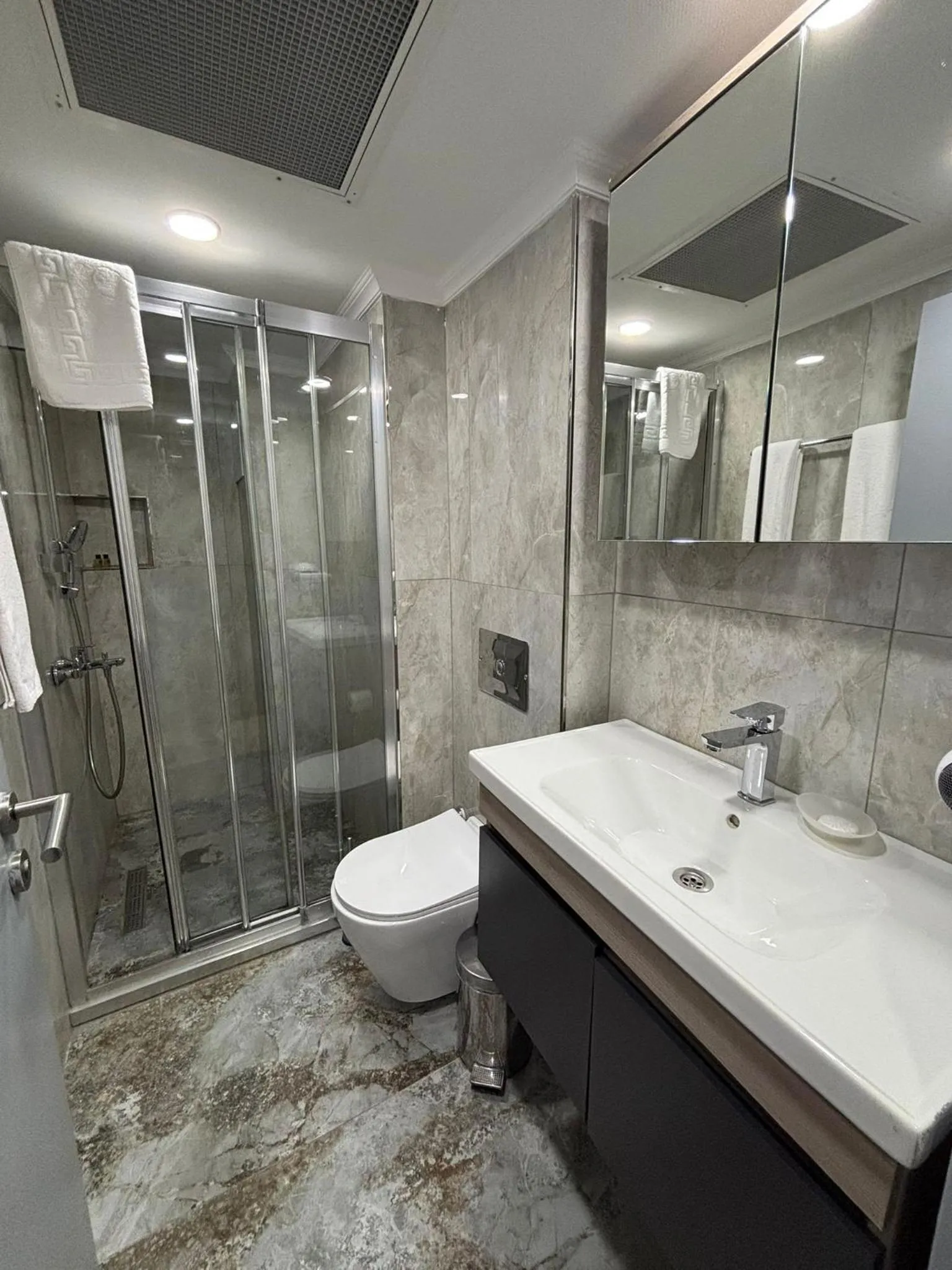 Bathroom in Lapis Inn Hotel & Spa ( Ex. Ambassador Hotel)