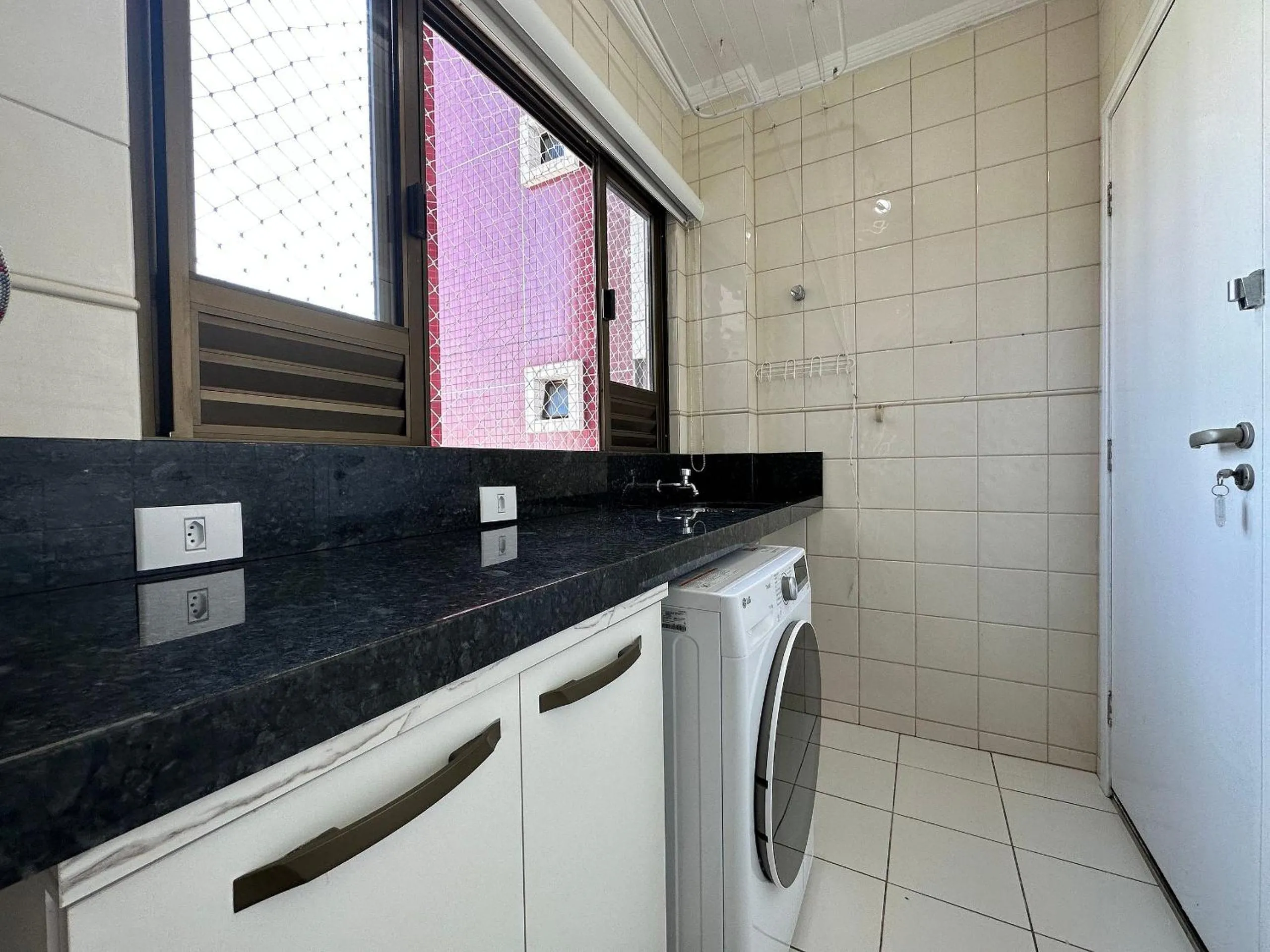 washing machine in CT01- Vista mar| Telas Proteção| Churrasq, Garagem