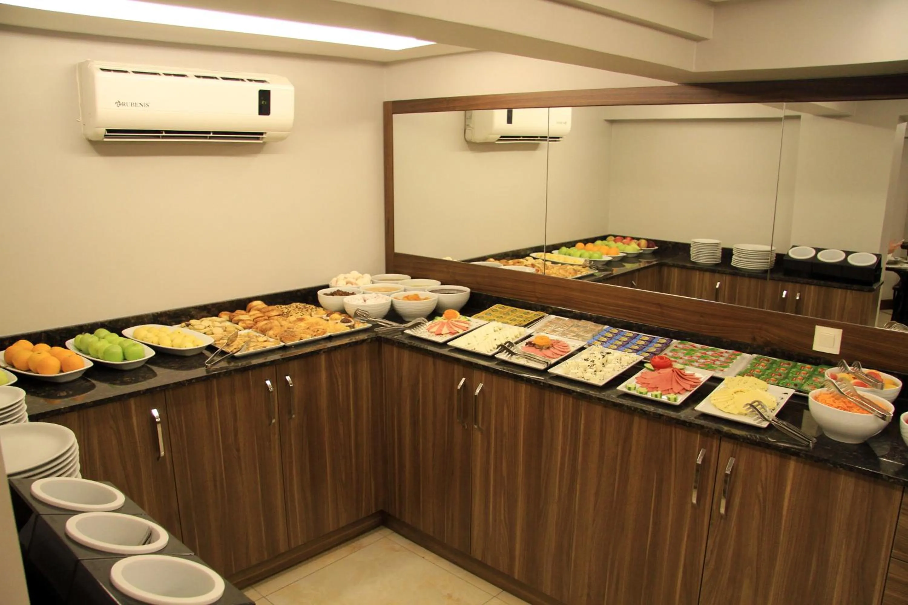 Buffet breakfast, Kitchen/Kitchenette in Bergama Hotel