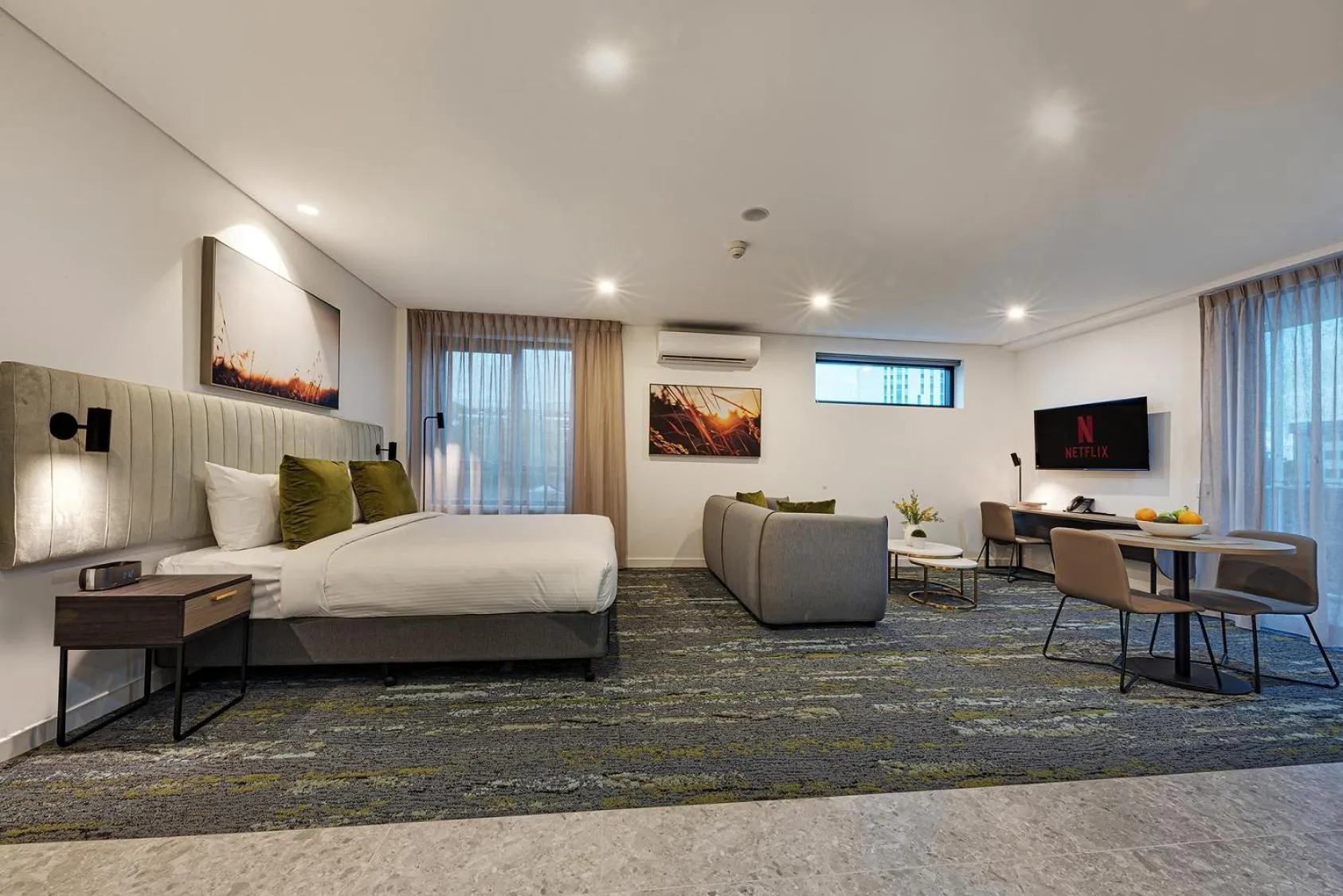 TV and multimedia, Bed in Littomore Suites Kingswood