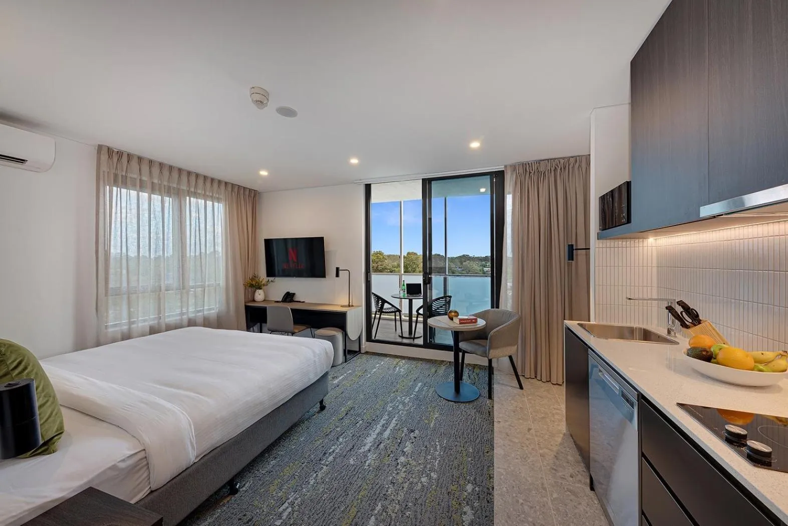 Kitchen or kitchenette, Bed in Littomore Suites Kingswood