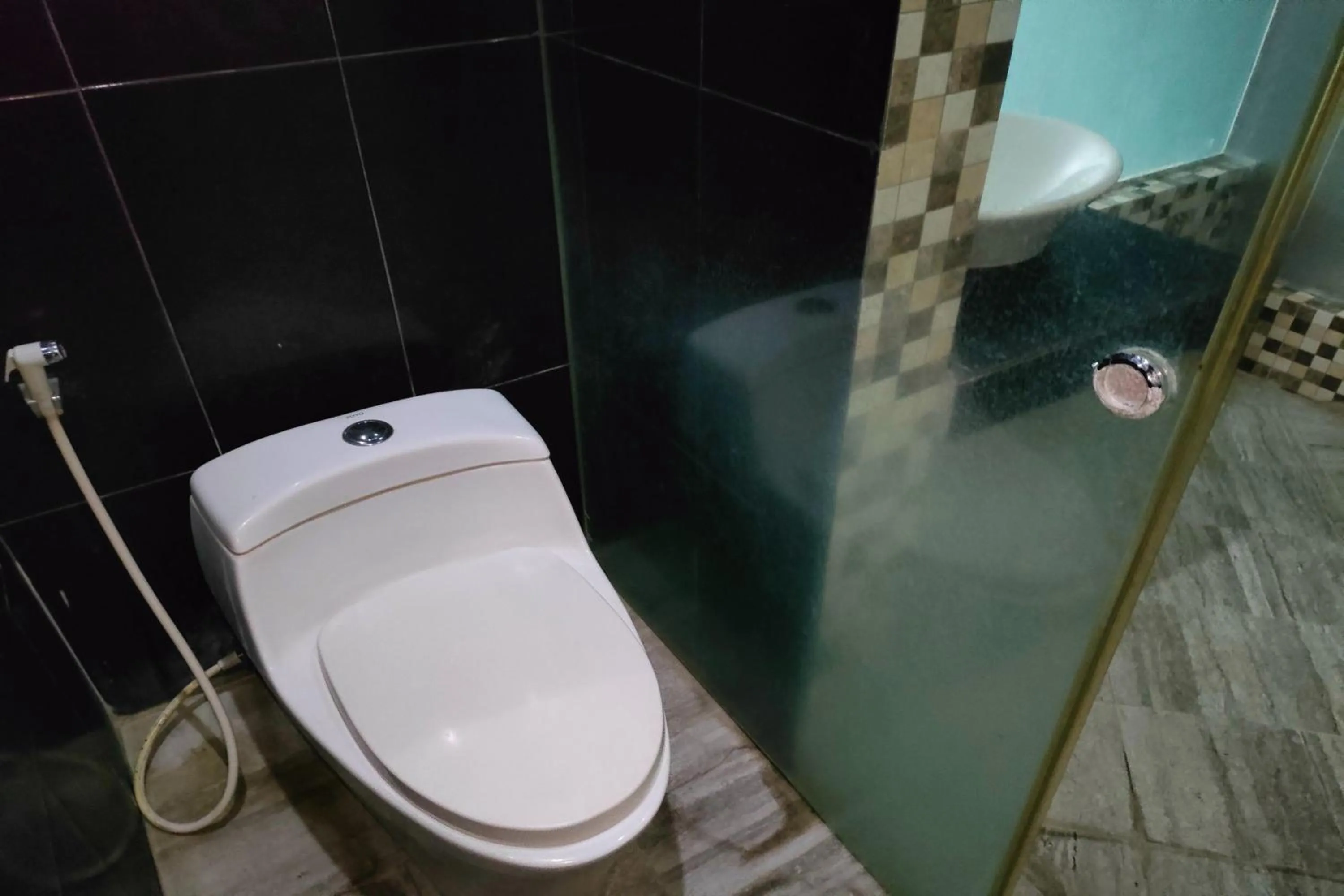 Bathroom in Lonari Hotel