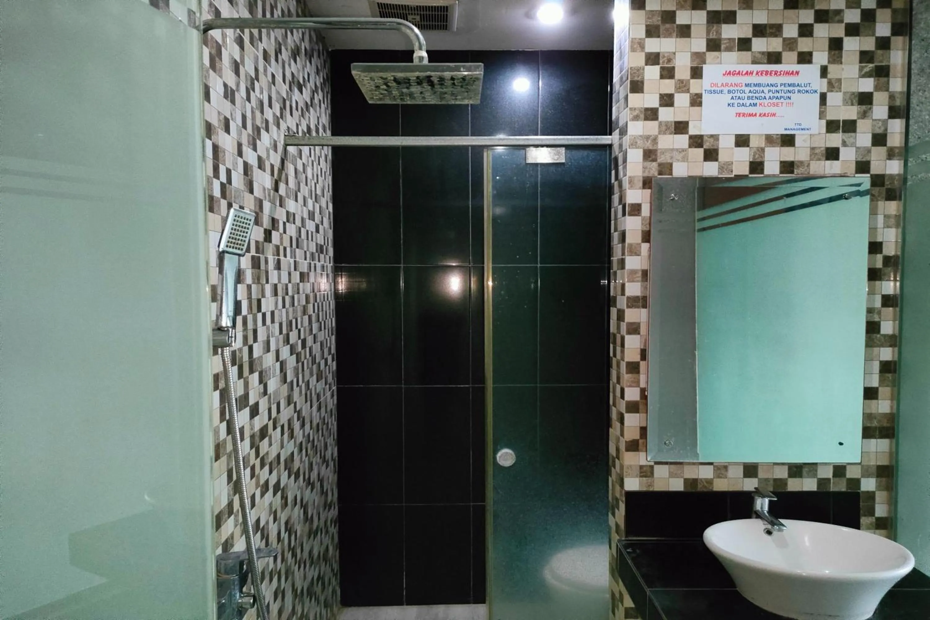 Bathroom in Lonari Hotel