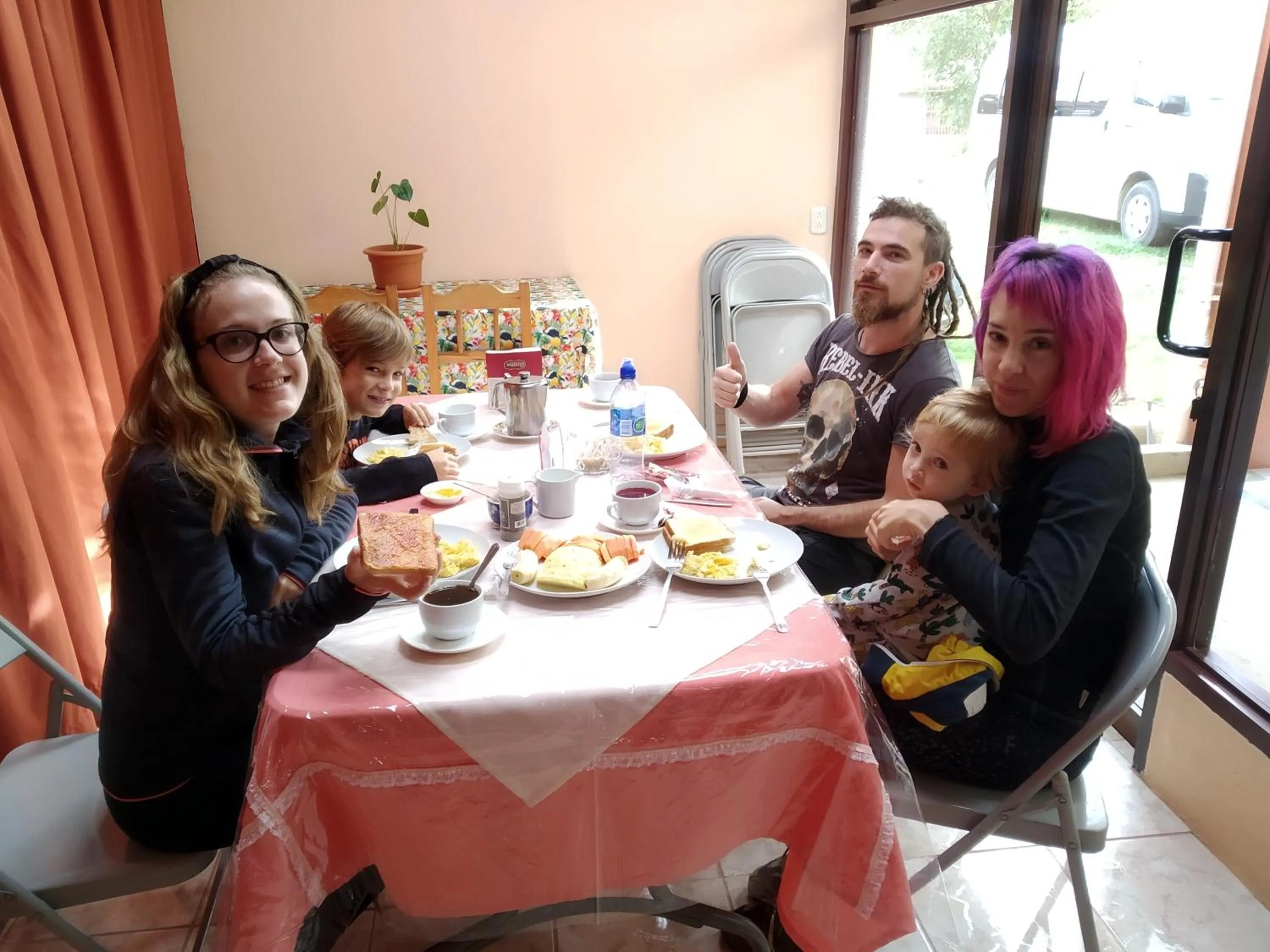 Communal kitchen in Hotel La Puesta Del Sol B&B