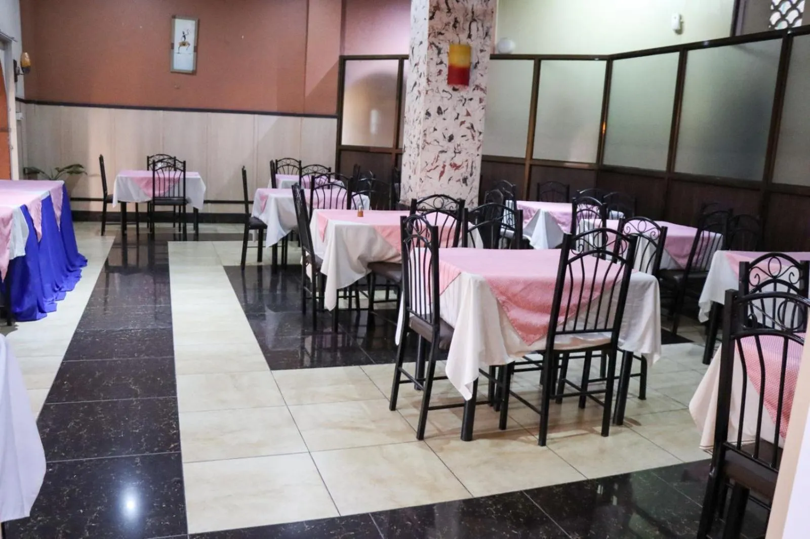 Restaurant/places to eat in Bridge Hotel Mombasa
