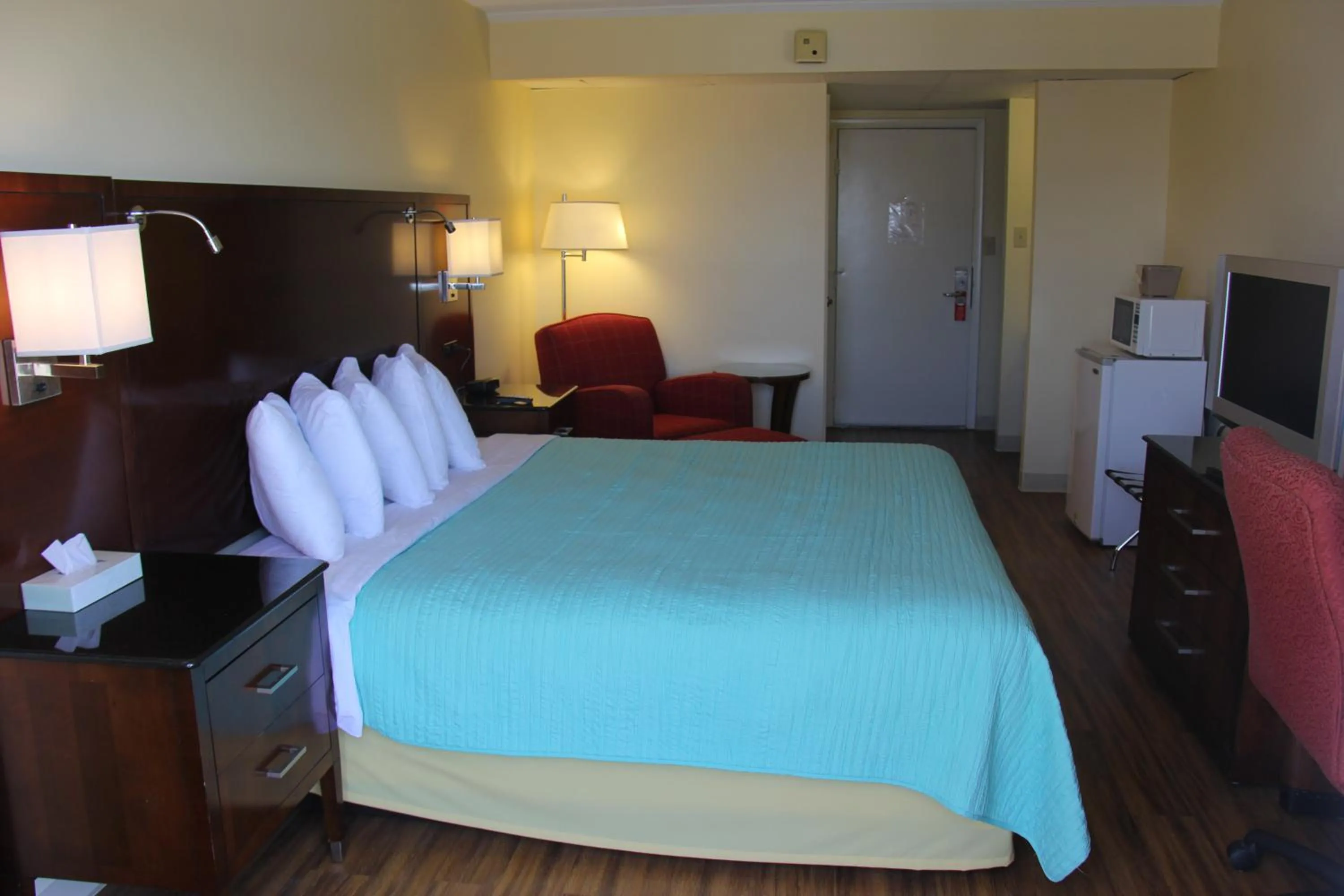 King Room with Balcony in Seaside Inn & Suites