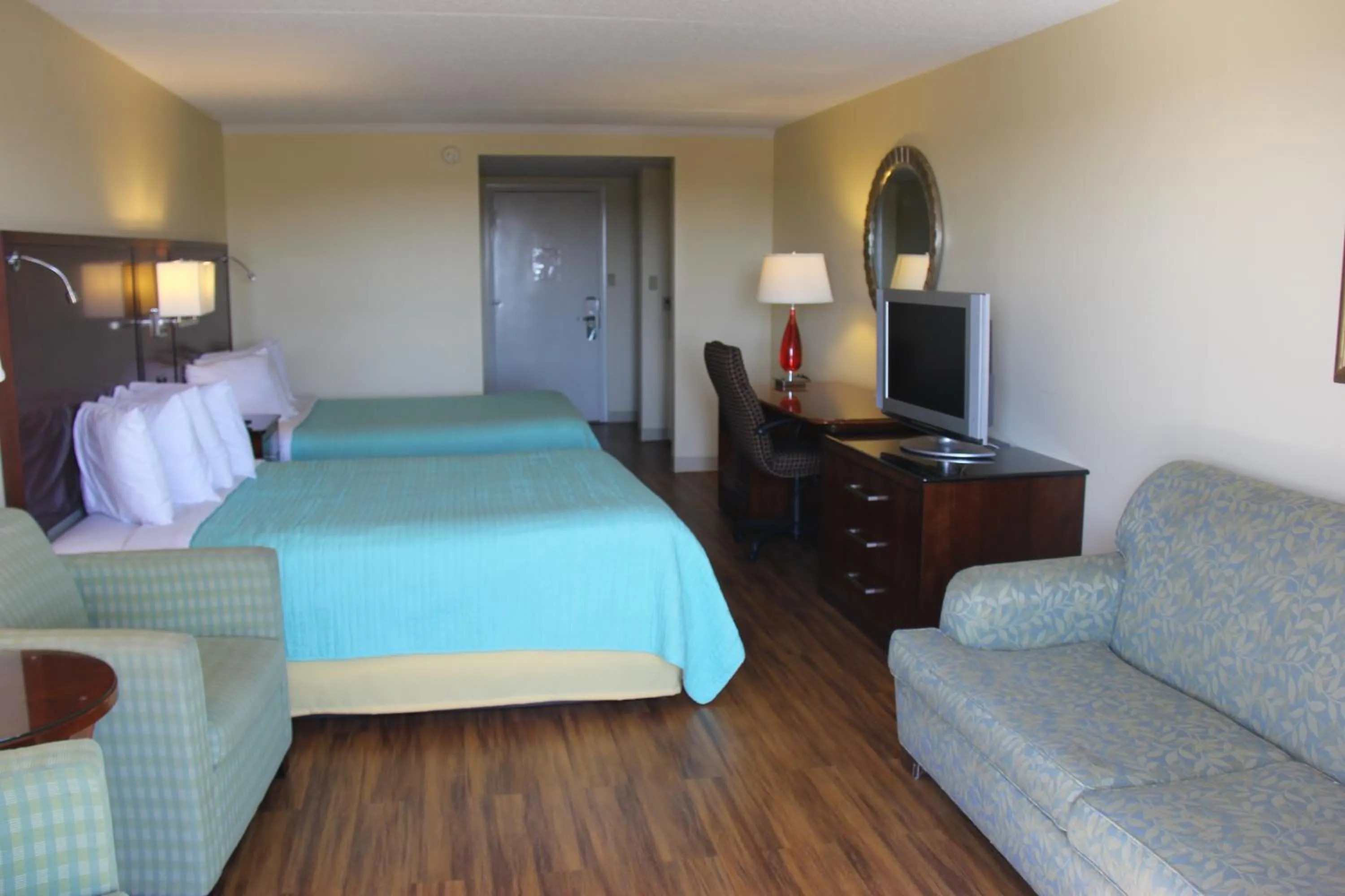 Queen Suite with Two Queen Beds and Balcony in Seaside Inn & Suites