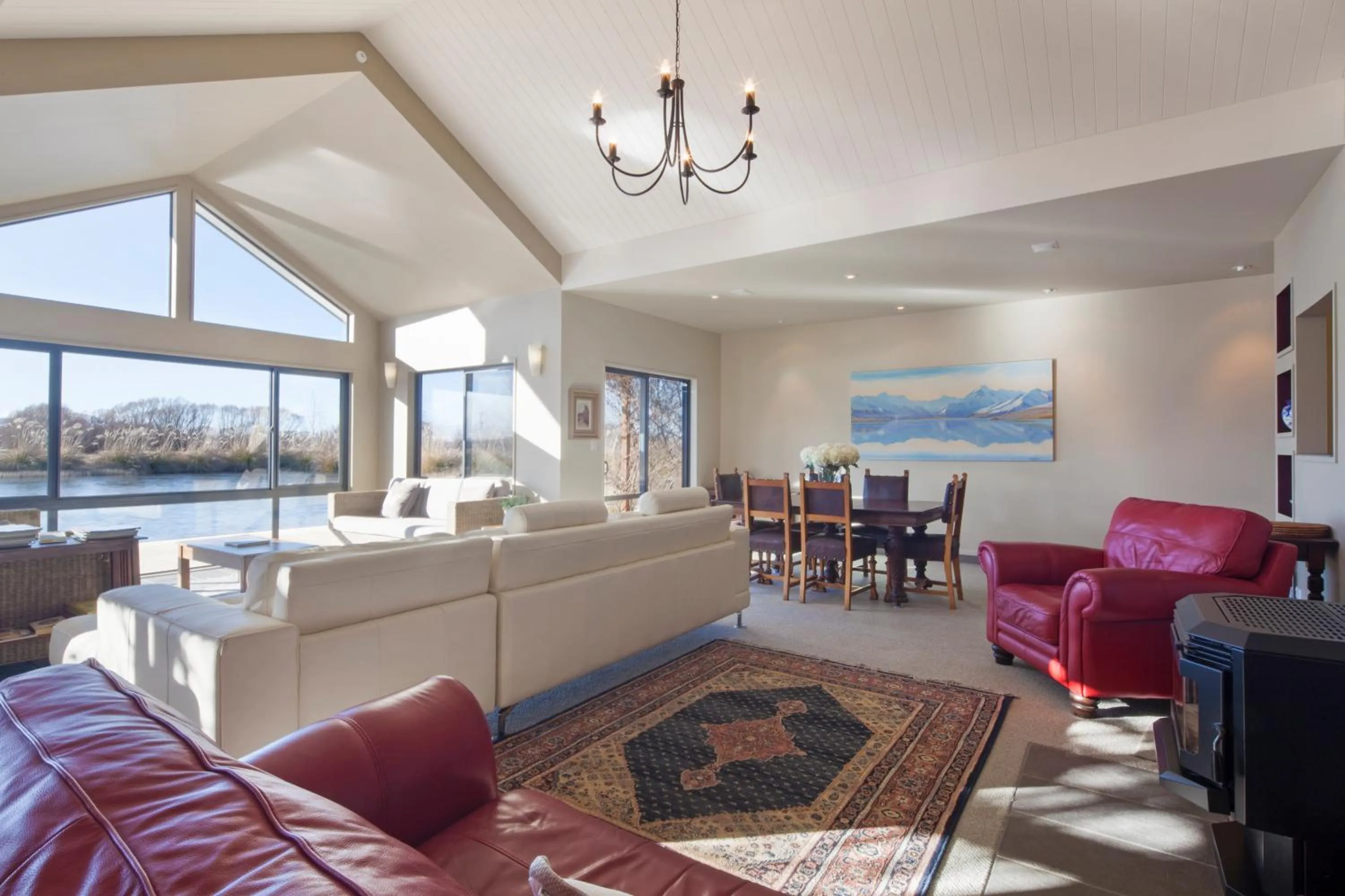 Communal lounge/ TV room in Matuka Lodge