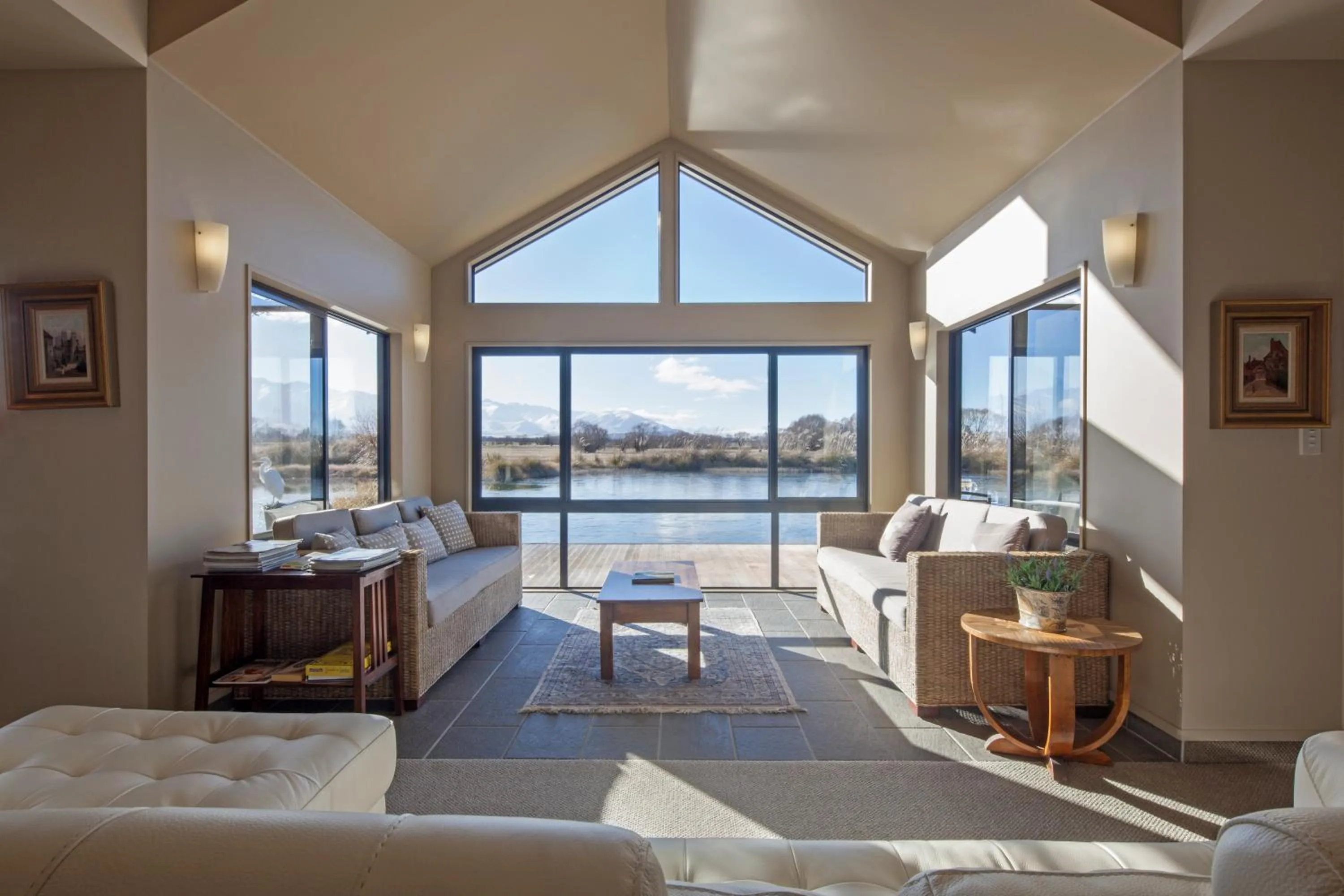 Communal lounge/ TV room in Matuka Lodge