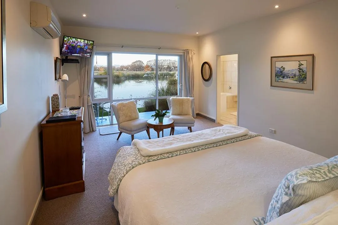 Photo of the whole room, Bed in Matuka Lodge