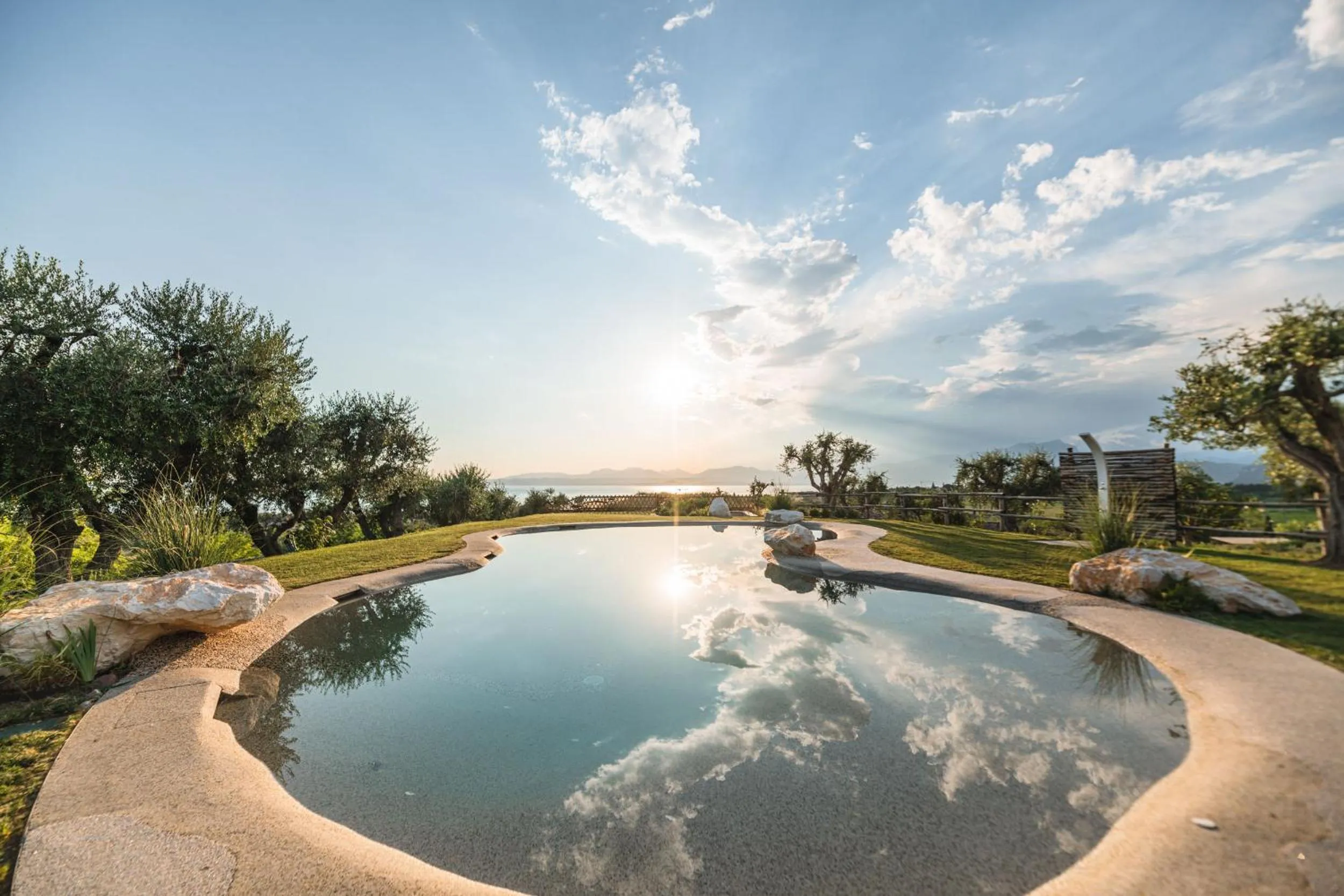 Pool view in Privilegium Lazise