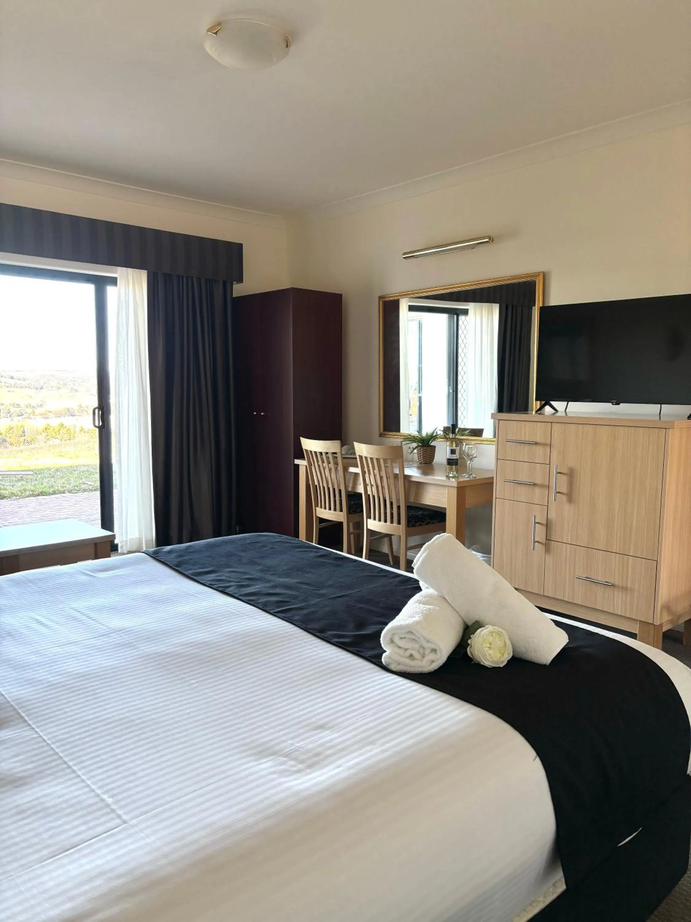 Photo of the whole room, Bed in Turners Vineyard Motel