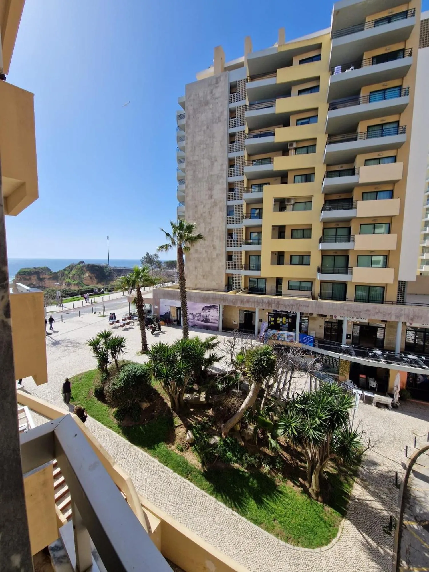 Day in Modern flat with sea view and direct beach access