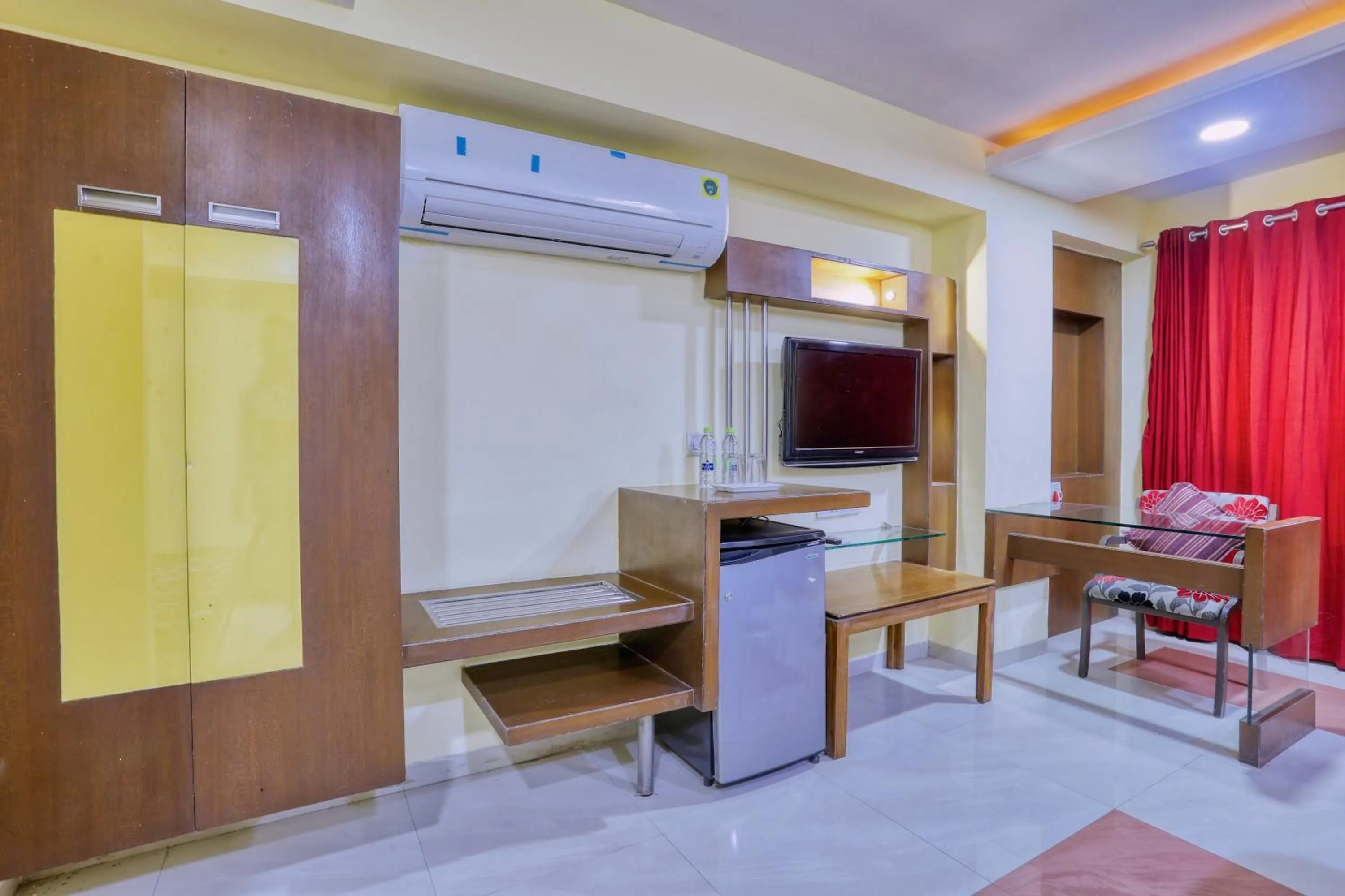 Communal lounge/ TV room in Hotel Amrit Residency