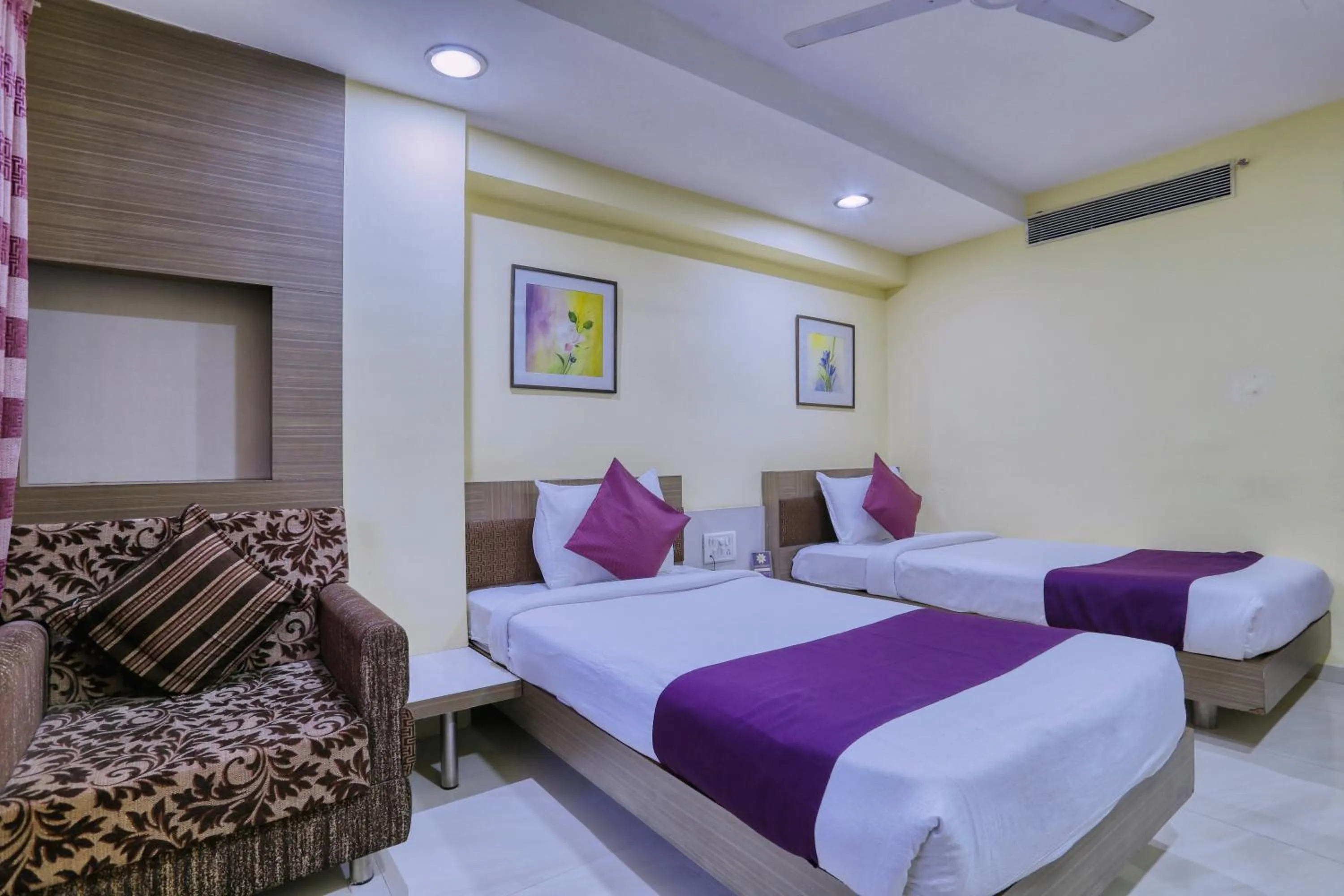 Bed in Hotel Amrit Residency