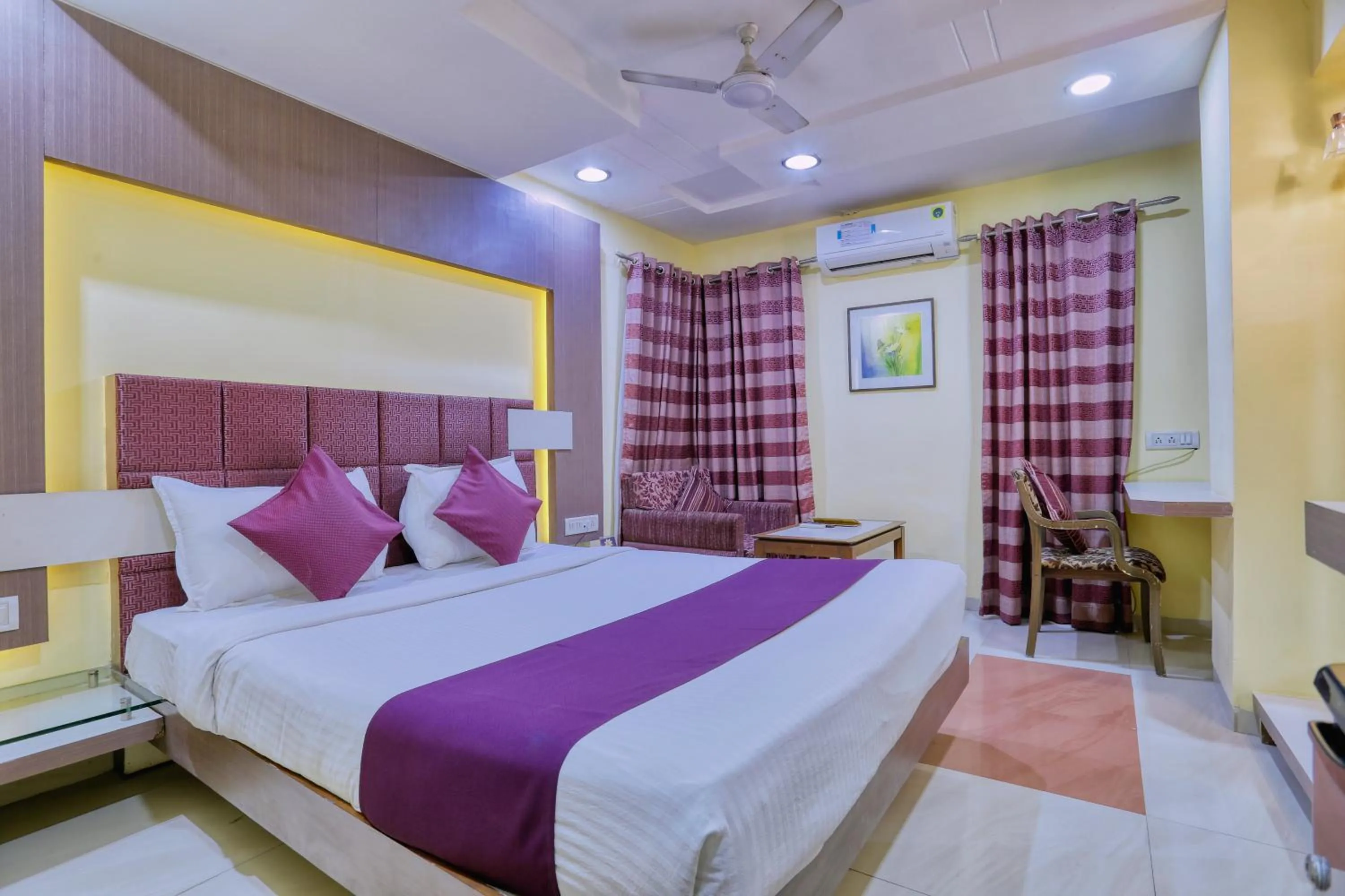 Bed in Hotel Amrit Residency