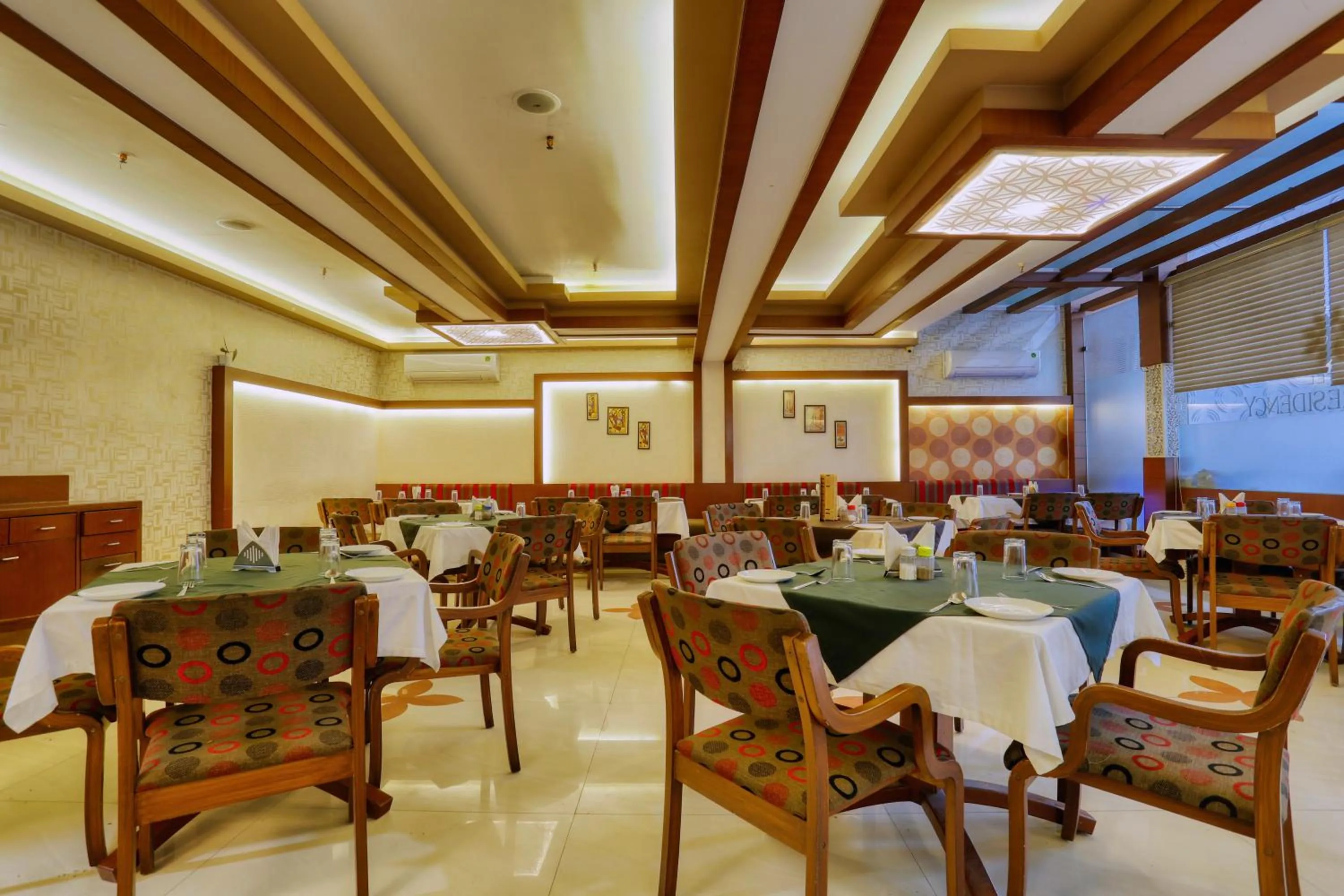 Restaurant/places to eat in Hotel Amrit Residency