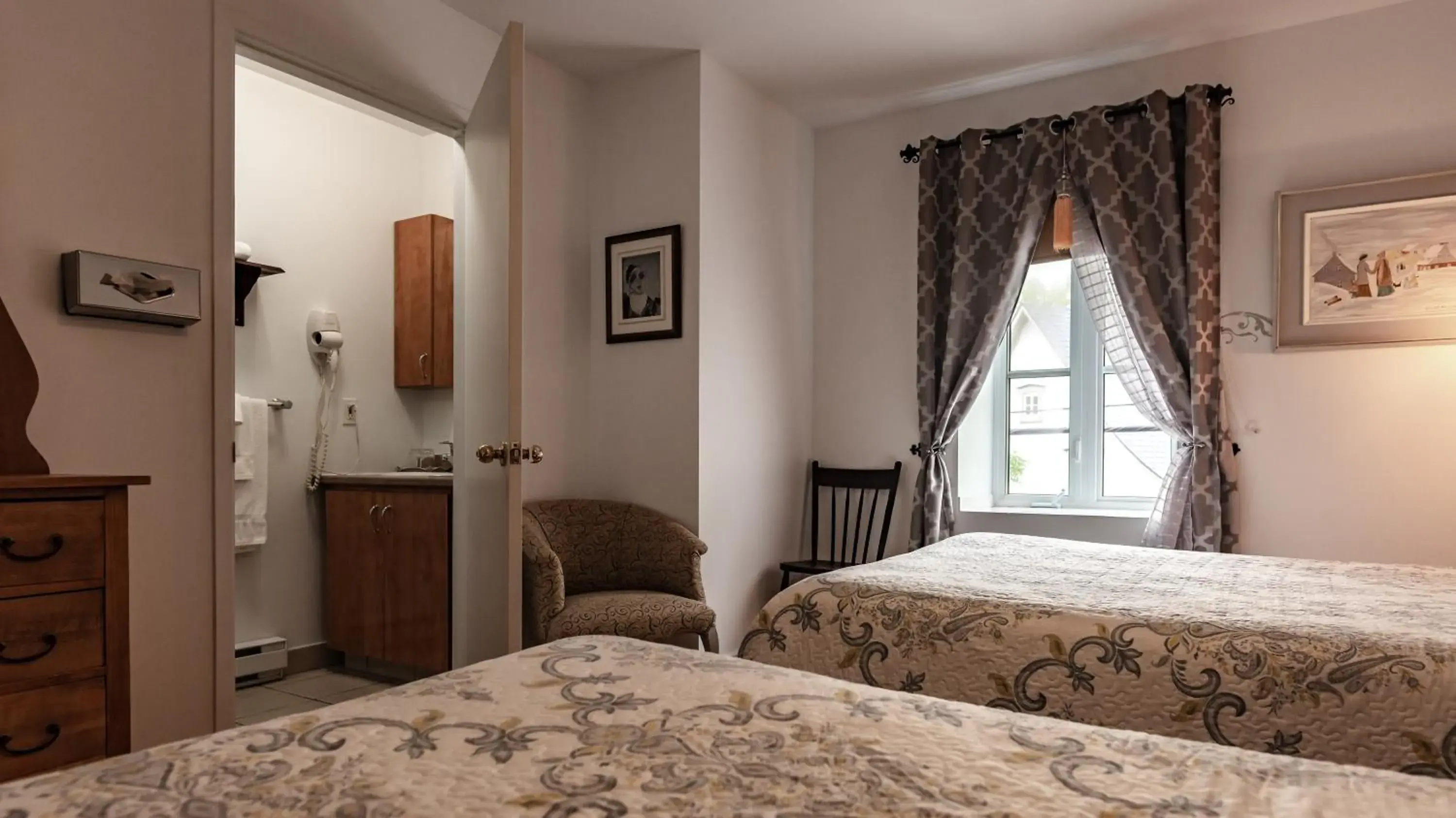 Quadruple Room with Private Bathroom in Auberge Akamaraska Quadruple Room with Private Bathroom in Auberge Akamaraska