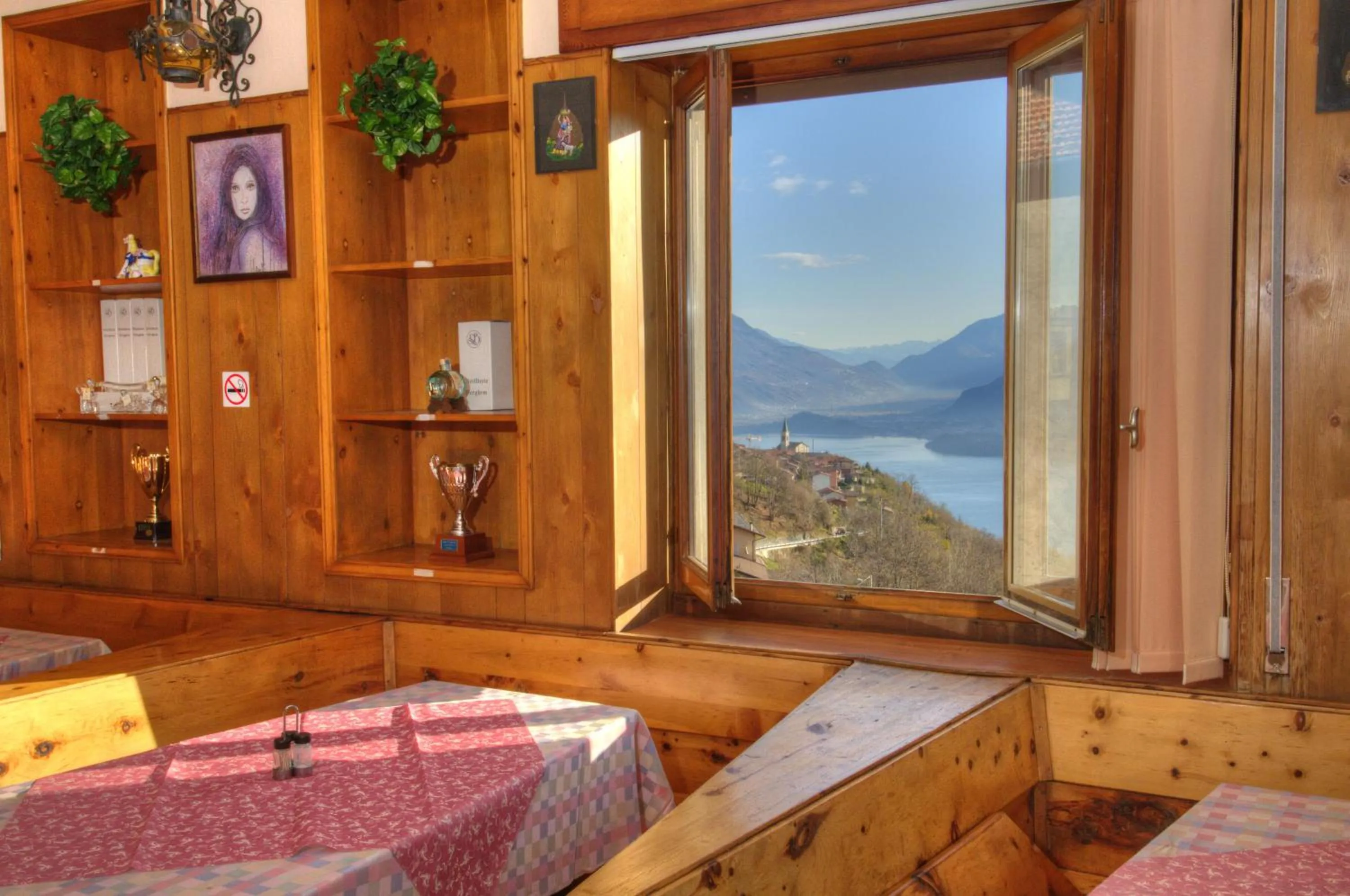 Restaurant/places to eat in Albergo De Jean