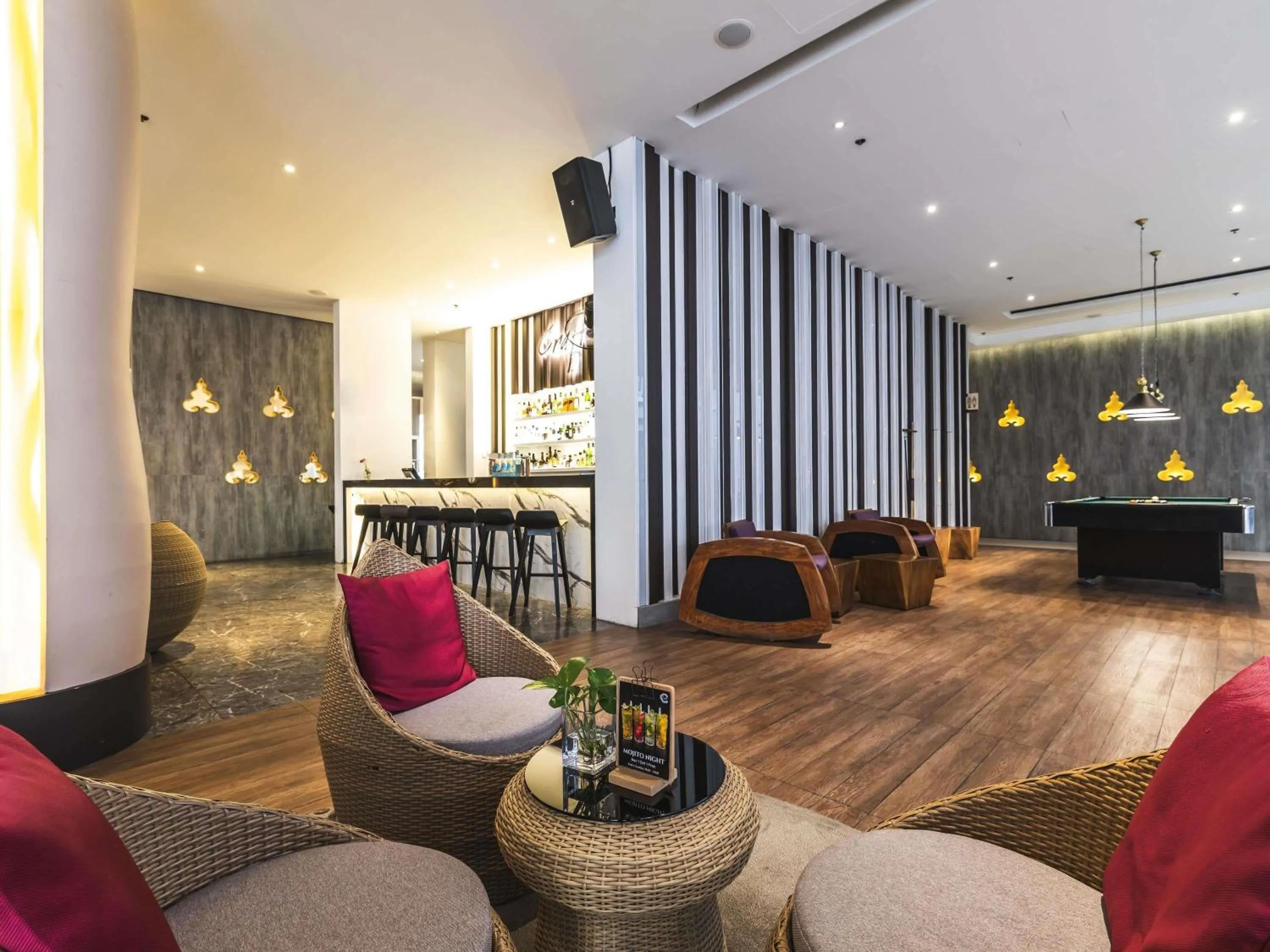 Lounge or bar in Grand Mercure Phuket Patong