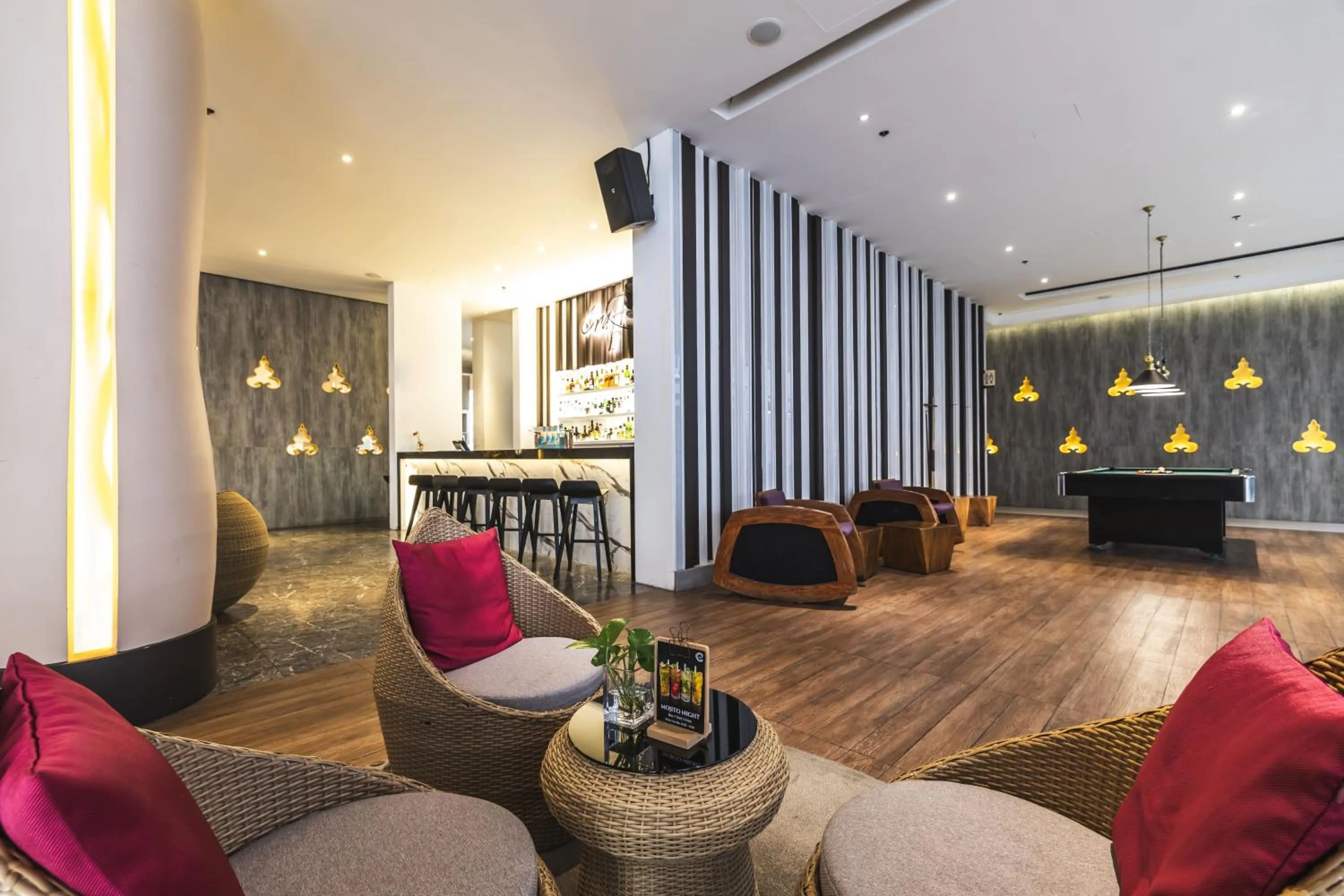 Lounge or bar in Grand Mercure Phuket Patong