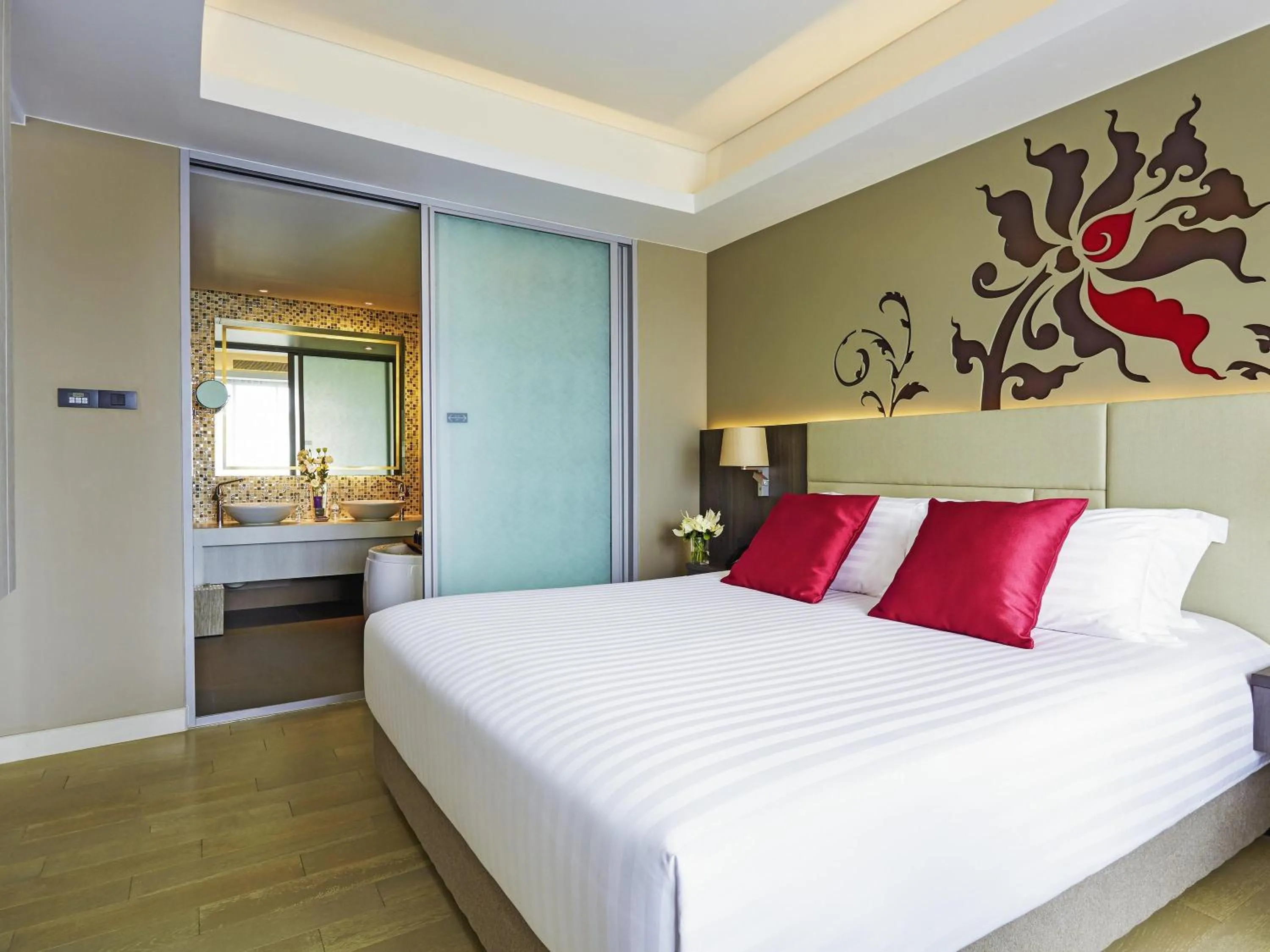 Bedroom, Bed in Grand Mercure Phuket Patong