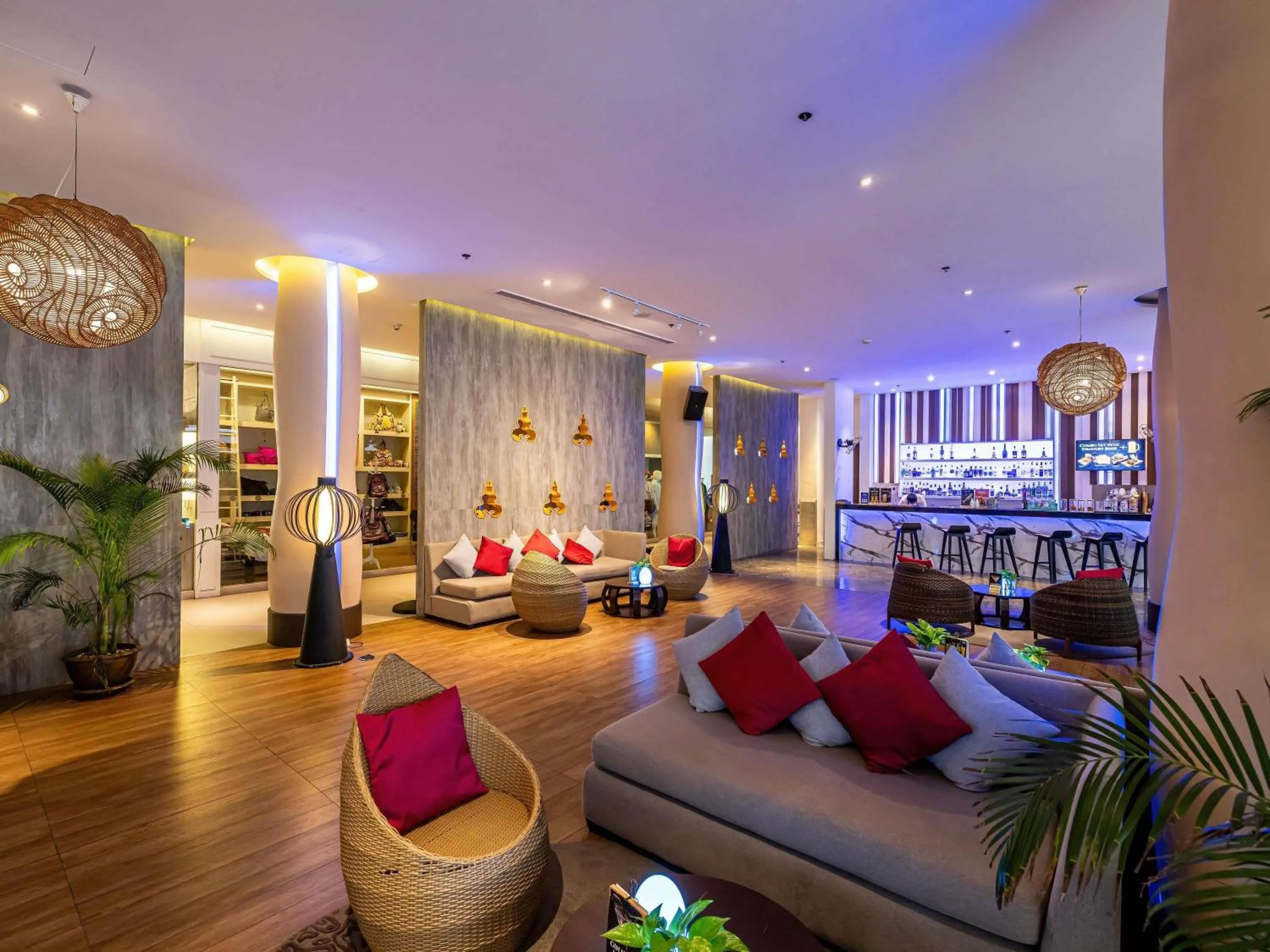 Lounge or bar in Grand Mercure Phuket Patong