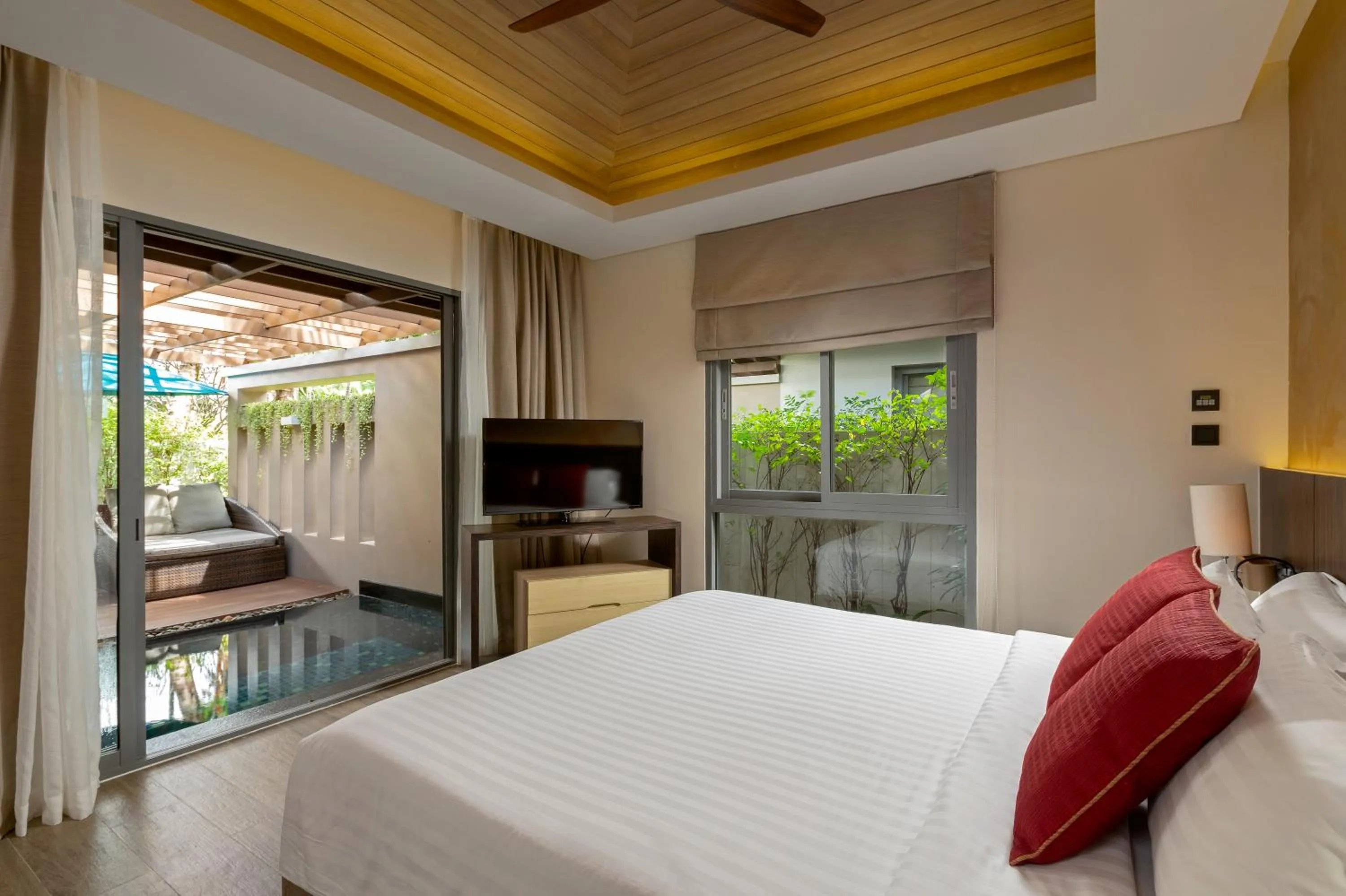Bedroom, Bed in Grand Mercure Phuket Patong
