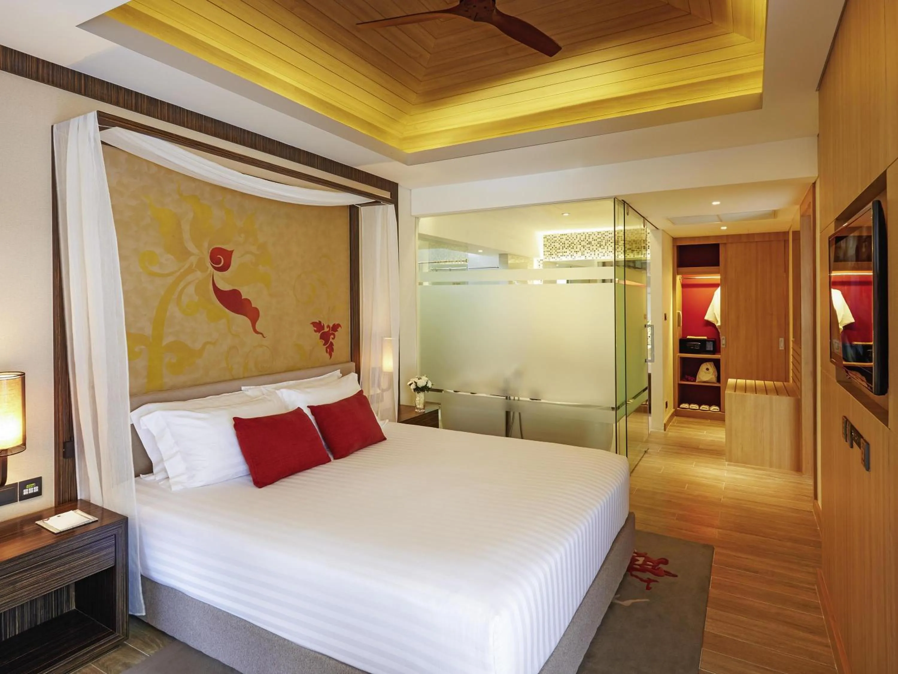 Bedroom, Bed in Grand Mercure Phuket Patong