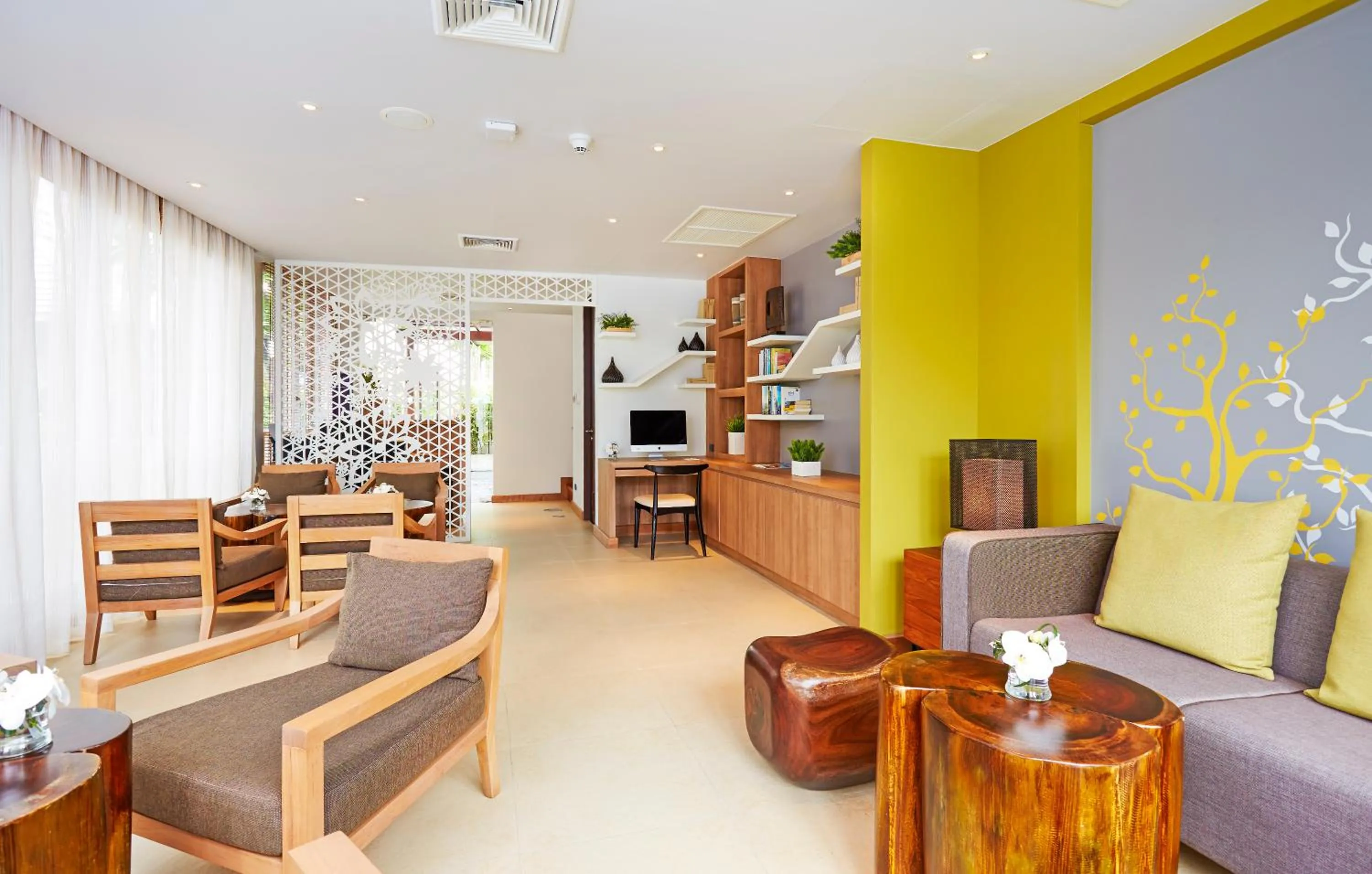 Lounge or bar in Grand Mercure Phuket Patong