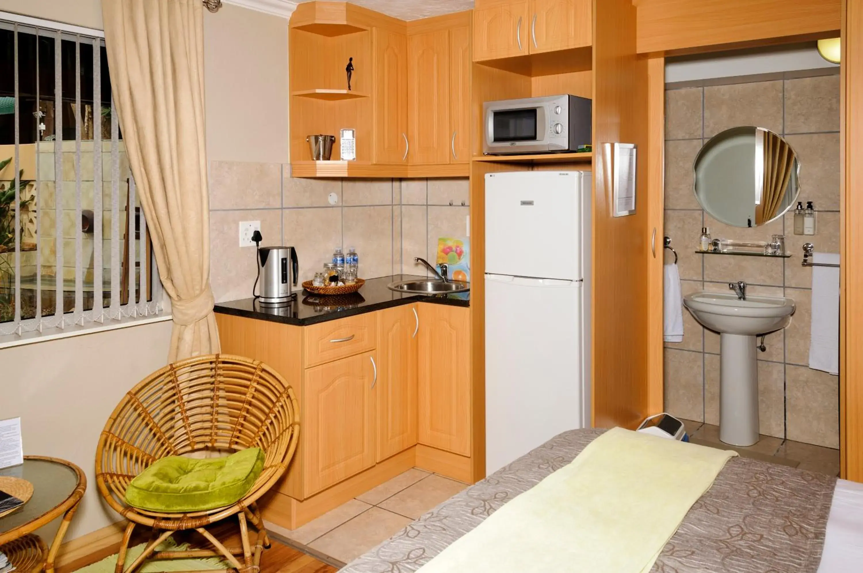 Standard Queen Room - single occupancy in Country Park Guest House - Muldersdrift Standard Queen Room - single occupancy in Country Park Guest House - Muldersdrift
